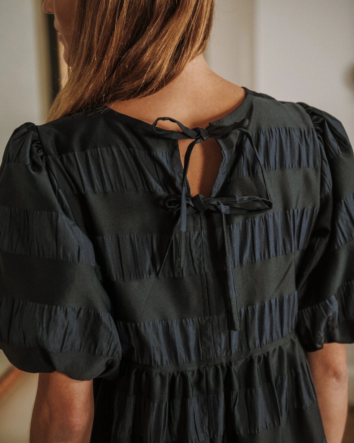 Patron Chloé avec sa fermeture à nœuds dans le dos.