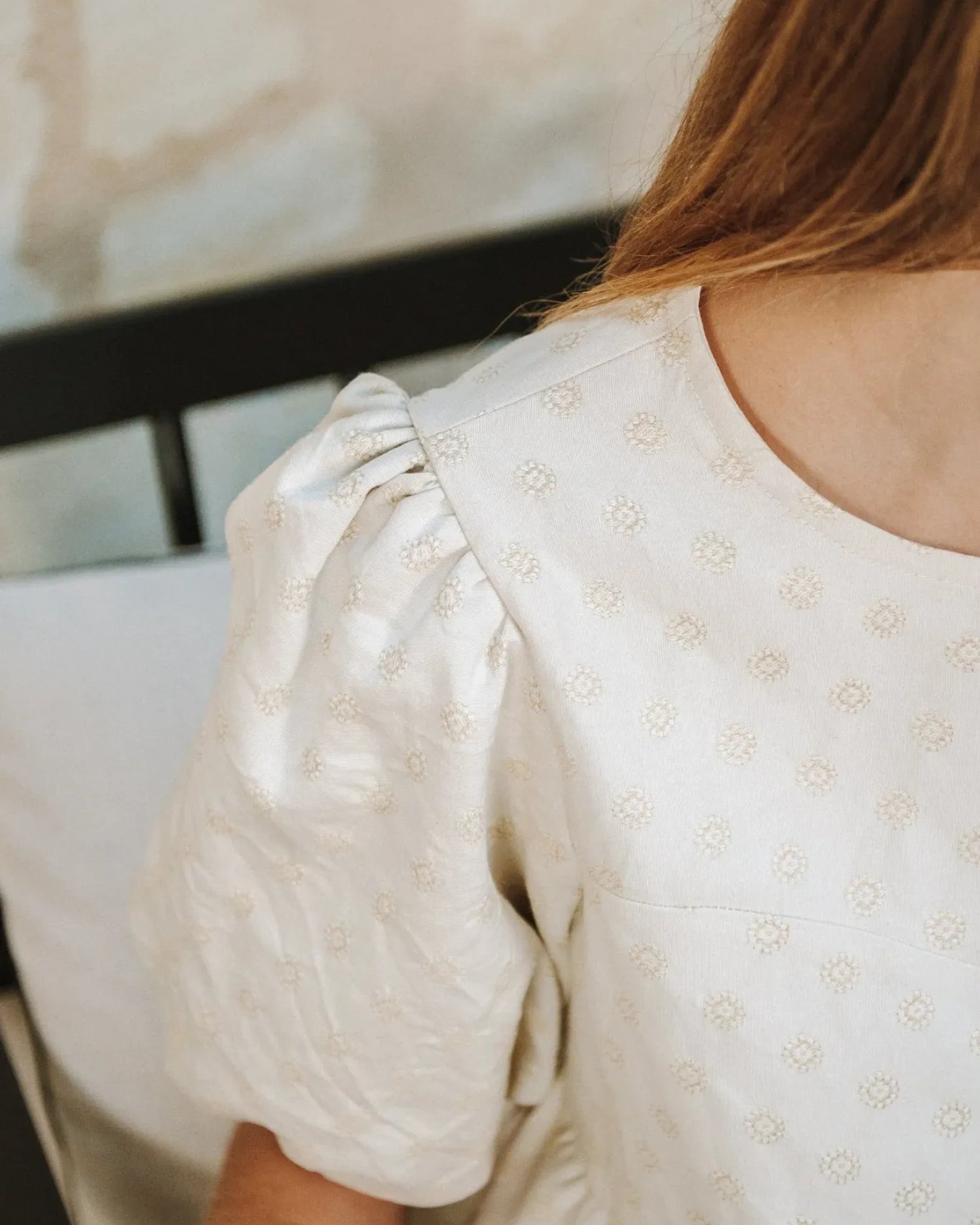 Blouse Chloé avec ses manches bouffantes, réalisée dans un rideau ucpcyclé.