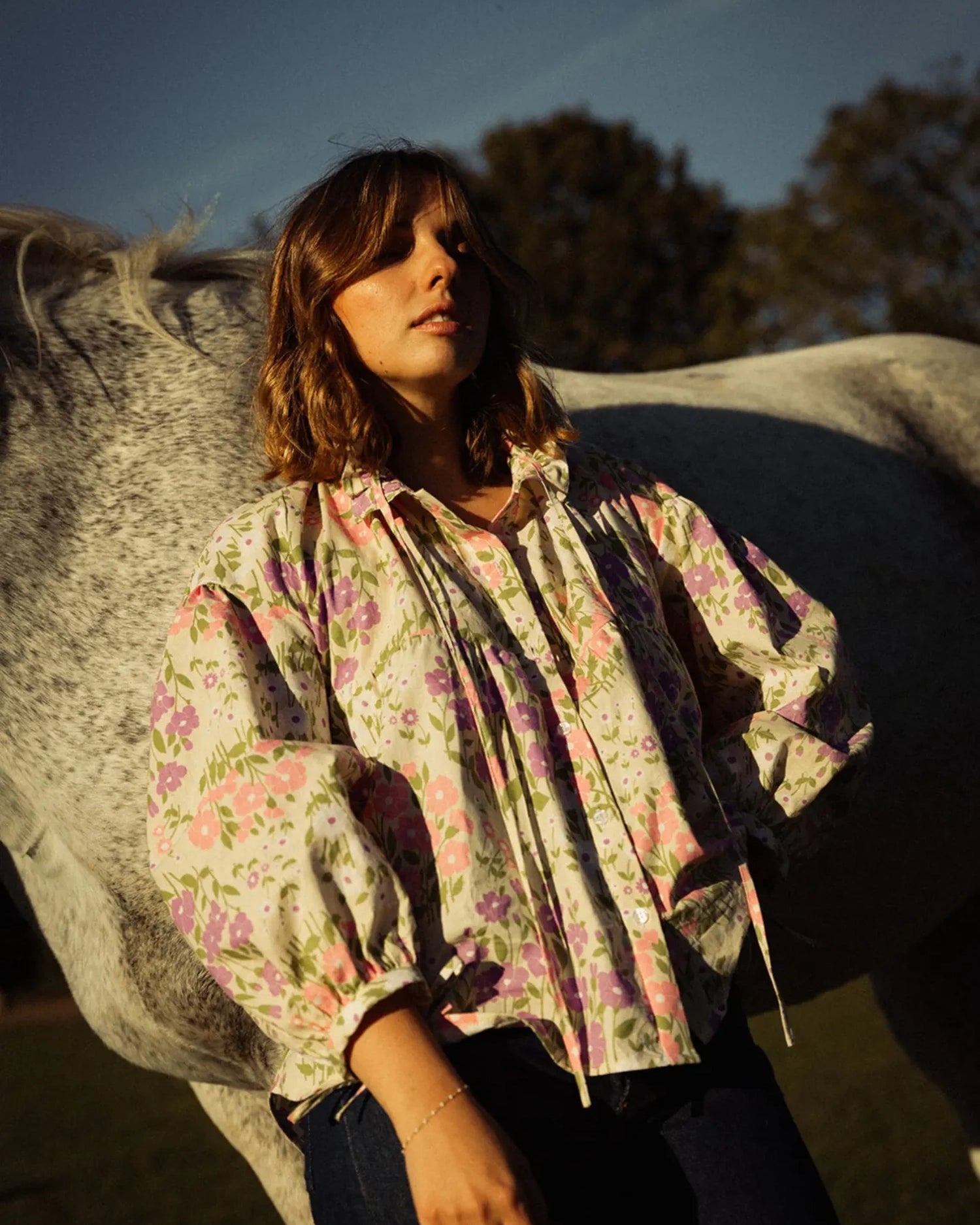 Blouse Louise, patron de couture Maéli, avec tissu fleuri vintage et liens.