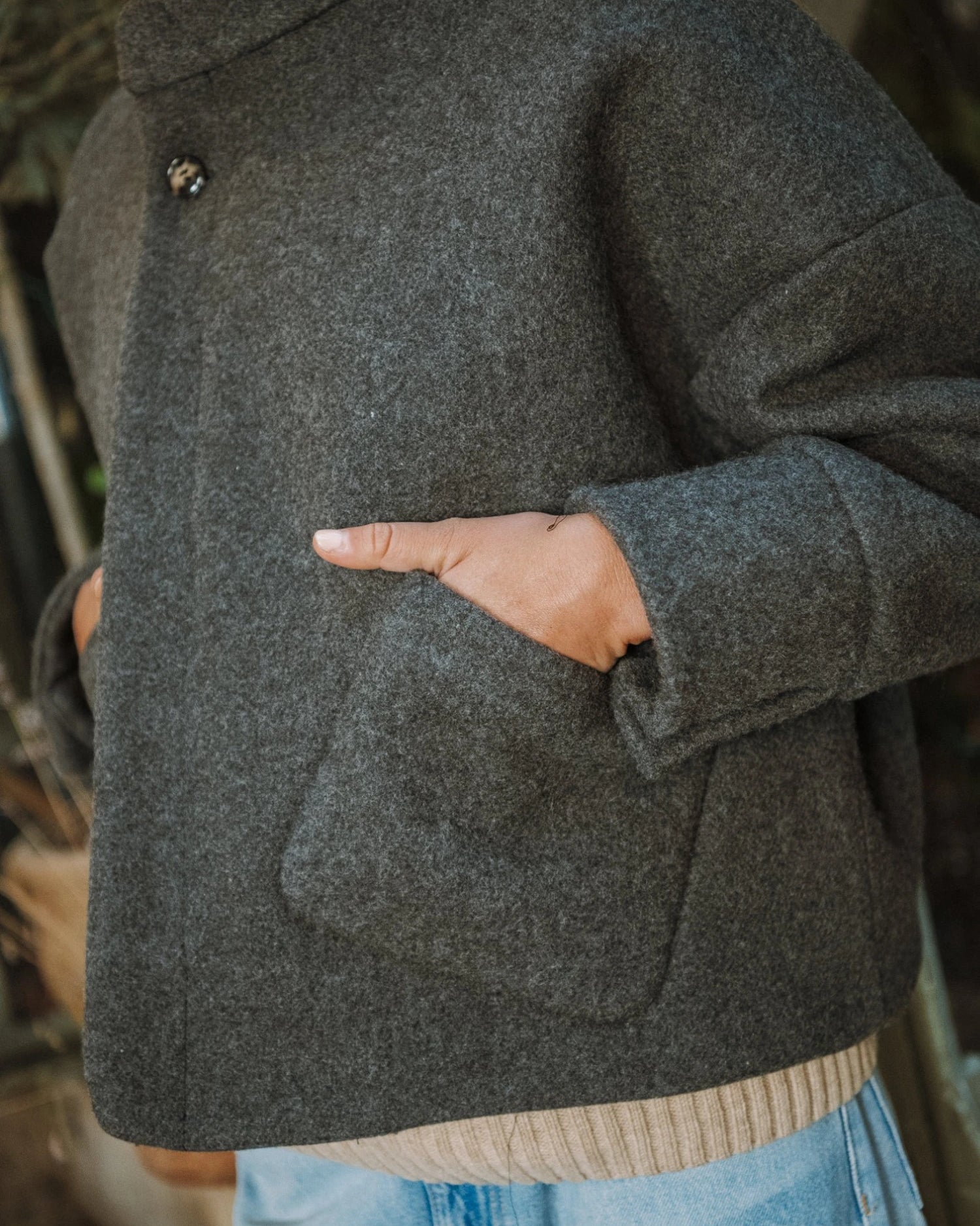 Veste Carole en laine grise à poches plaquées sur le devant, Maéli Paris.