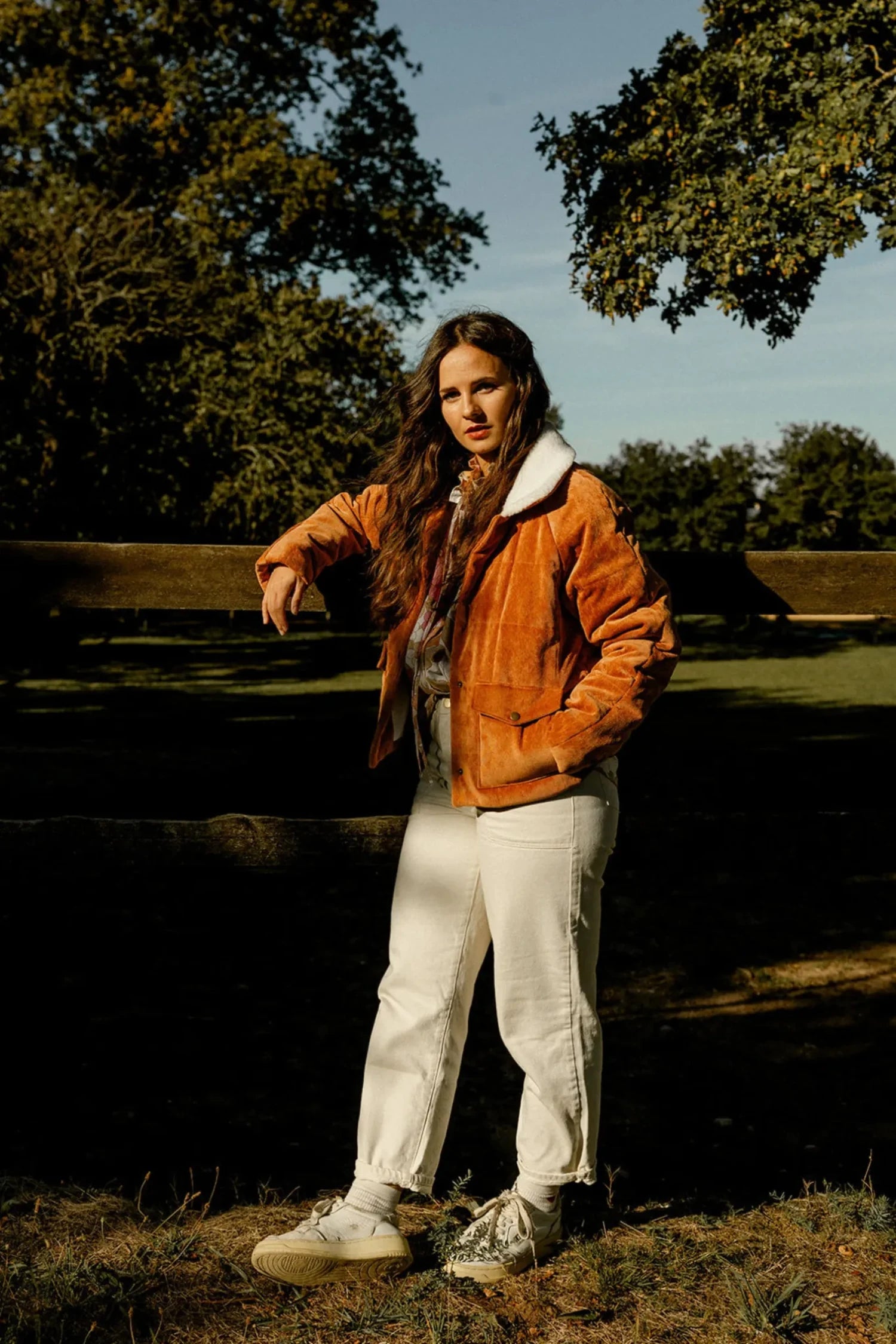 Patron de veste Elodie à manches raglan et col en sherpa.