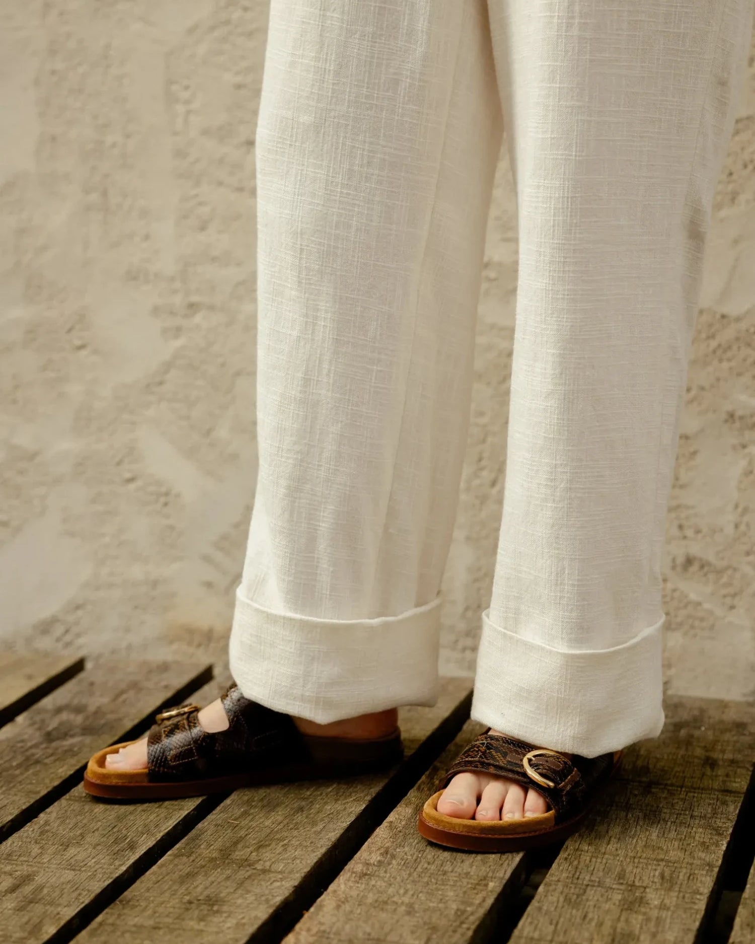 Détail des revers du pantalon Eva de Maéli Paris, adapté à l'upcycling