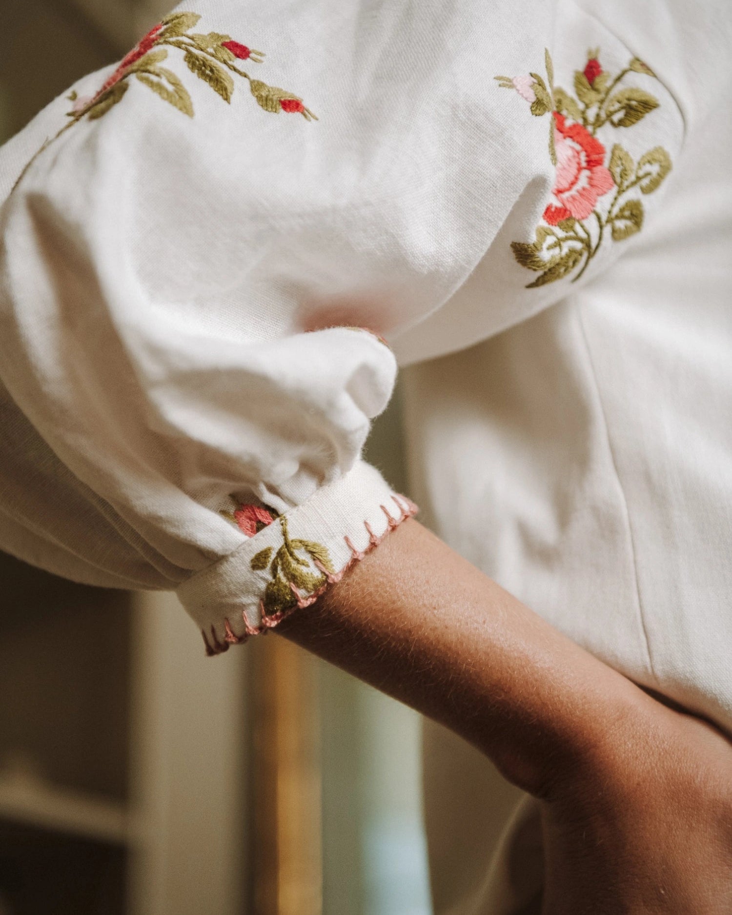 Blouse Marion Maéli Paris, détails floraux sur manches, tissu upcyclé.