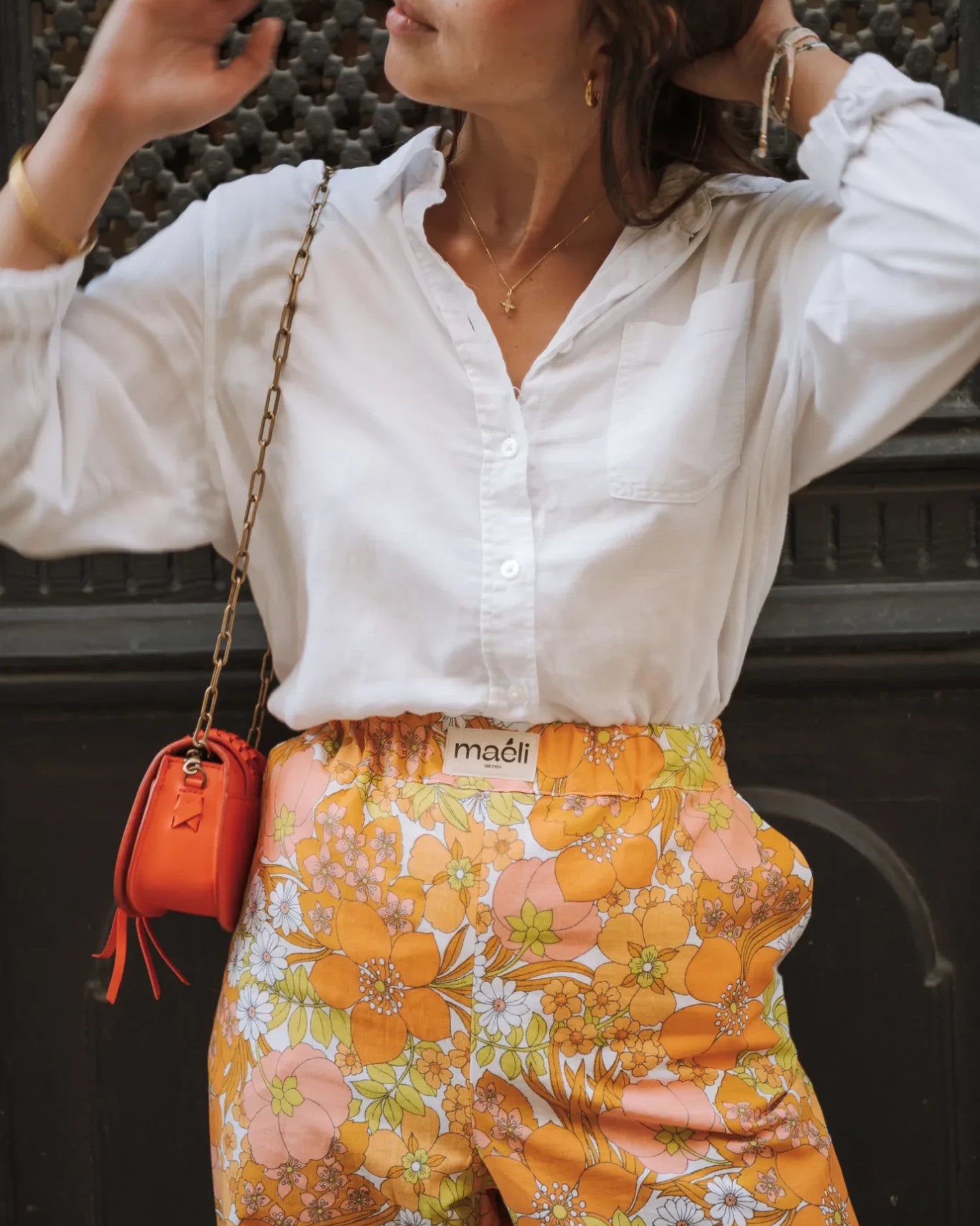 Patron de pantalon fleuri orange à ceinture elastiquée.