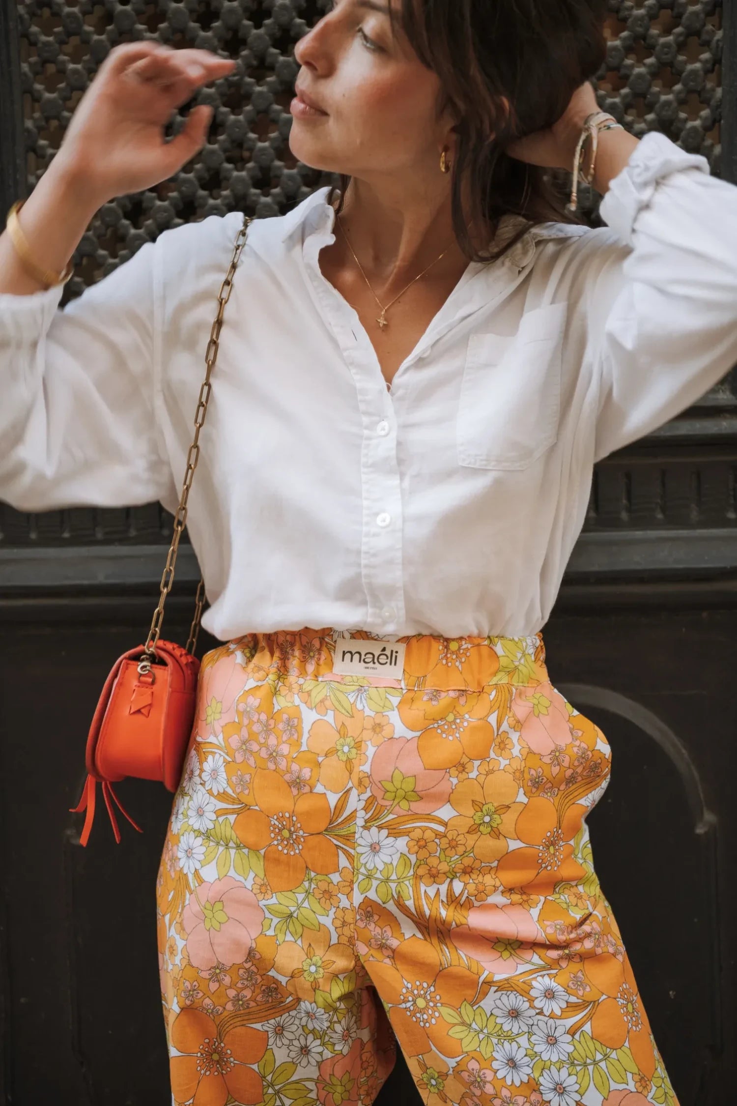 Patron de pantalon fleuri orange à ceinture elastiquée.