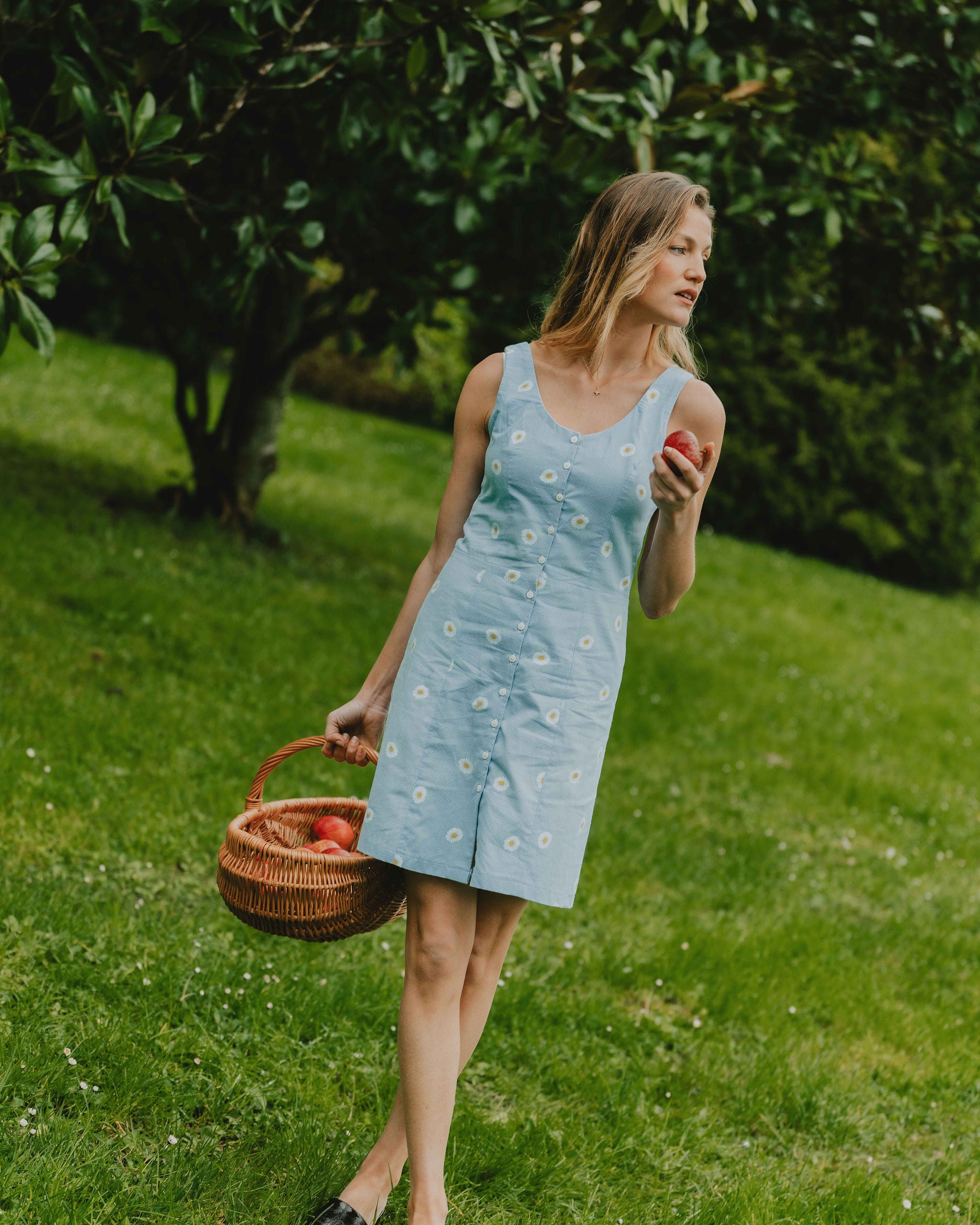Patron de couture robe contrée Delphine sans manches avec boutonnage devant, version bleu à marguerites
