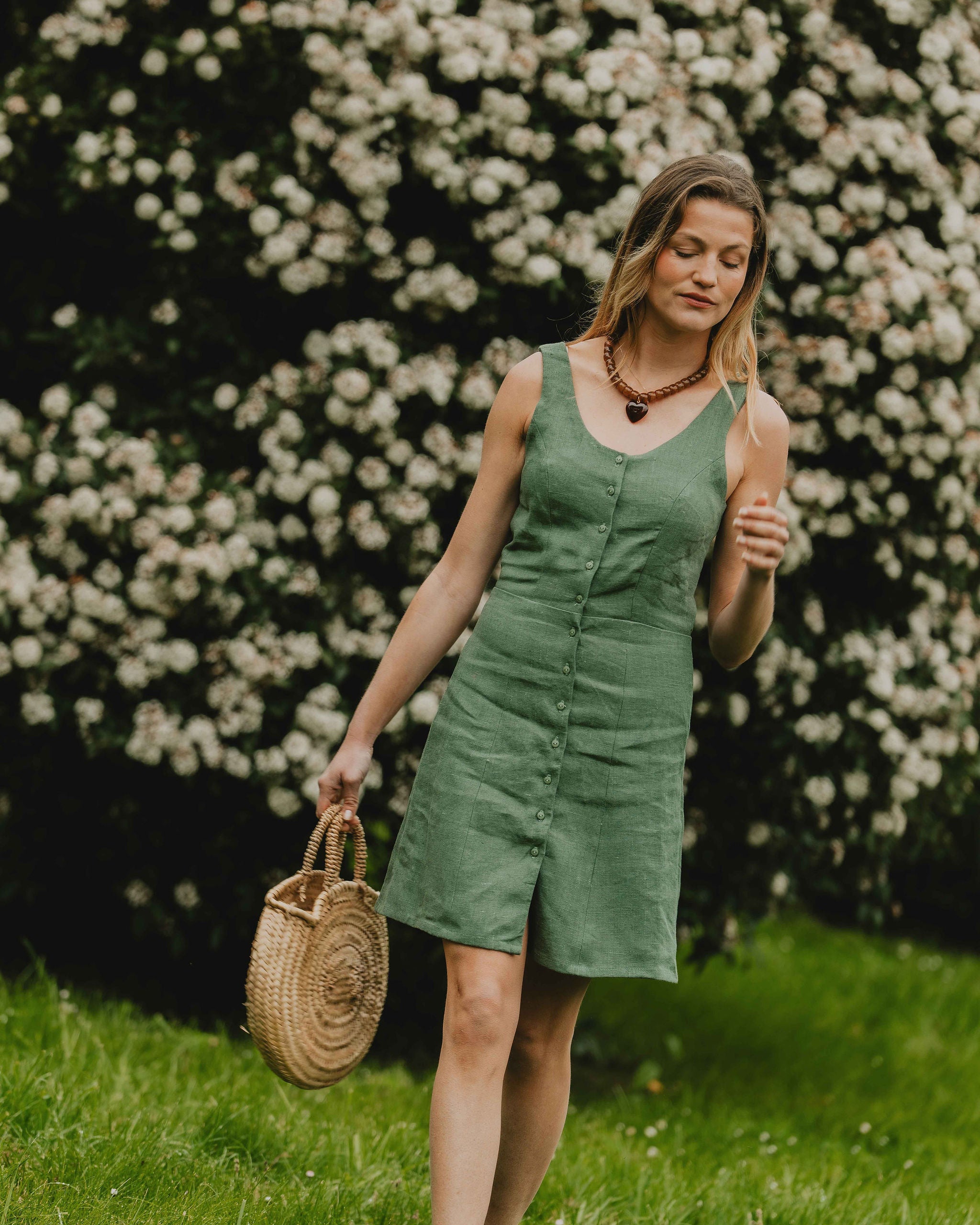 Patron de couture robe ajustée Delphine sans manches, version verte avec coupe droite