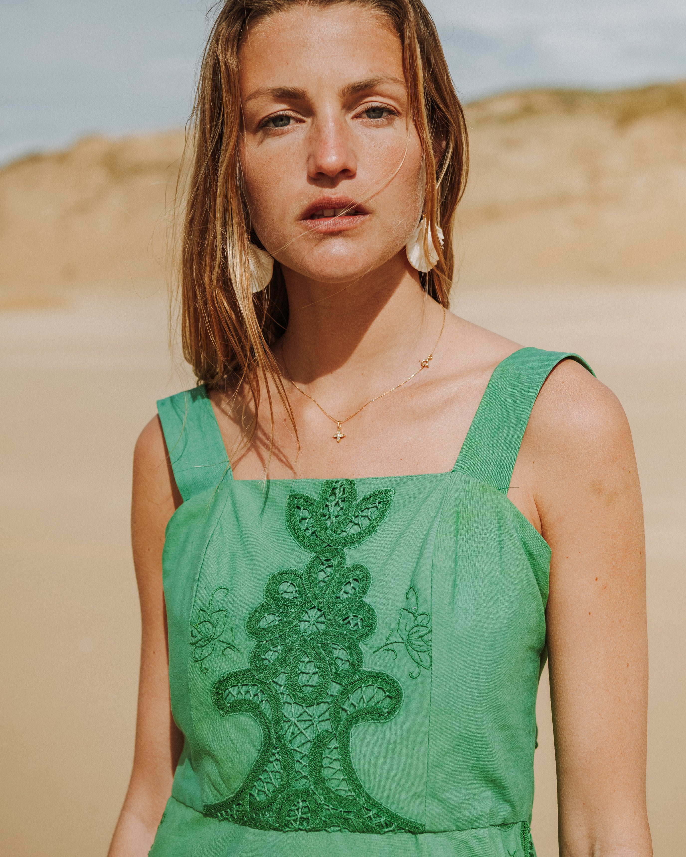 Detail haut du patron robe Sandrine avec bretelles larges et decoupes poitrine structurees