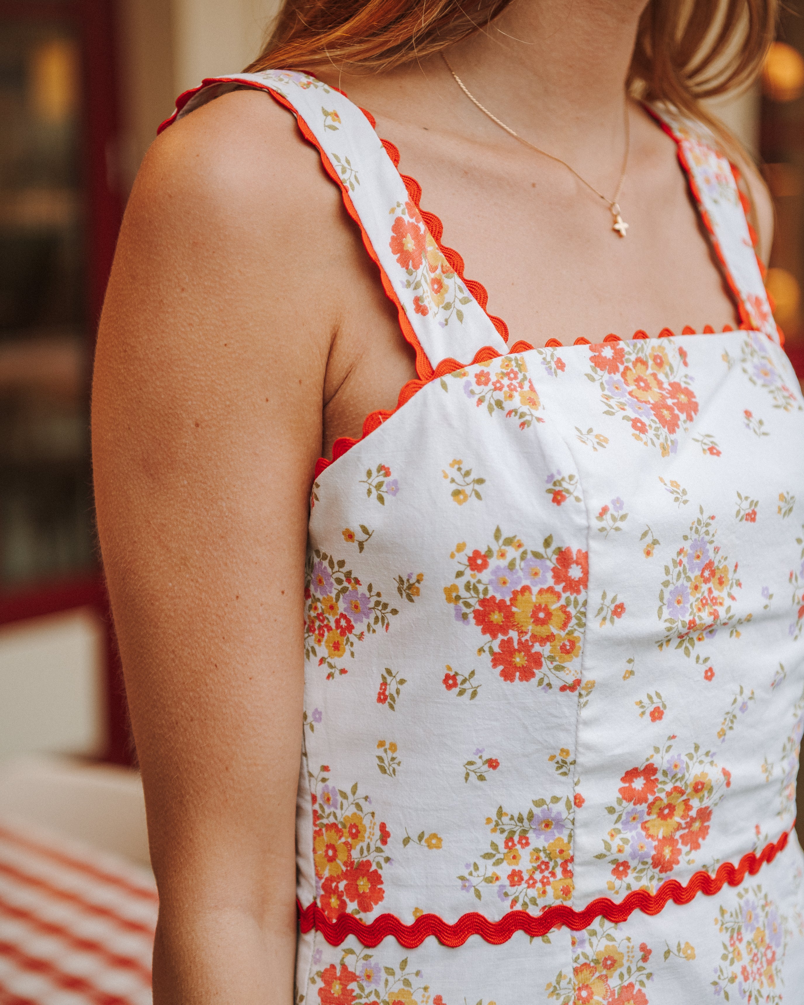 Detail buste du patron robe Sandrine avec encolure droite, bretelles et finition galon decoratif