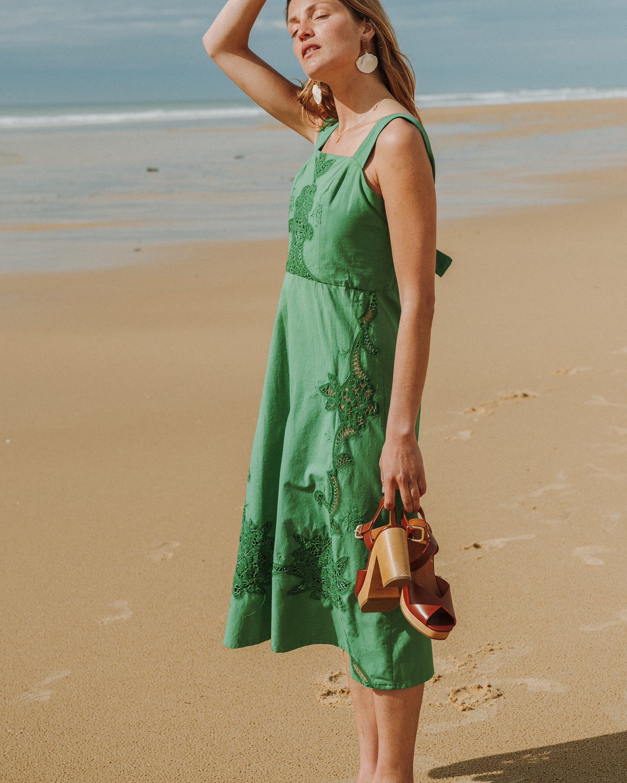 Patron robe Sandrine version courte avec decoupe taille et details de broderie ajouree