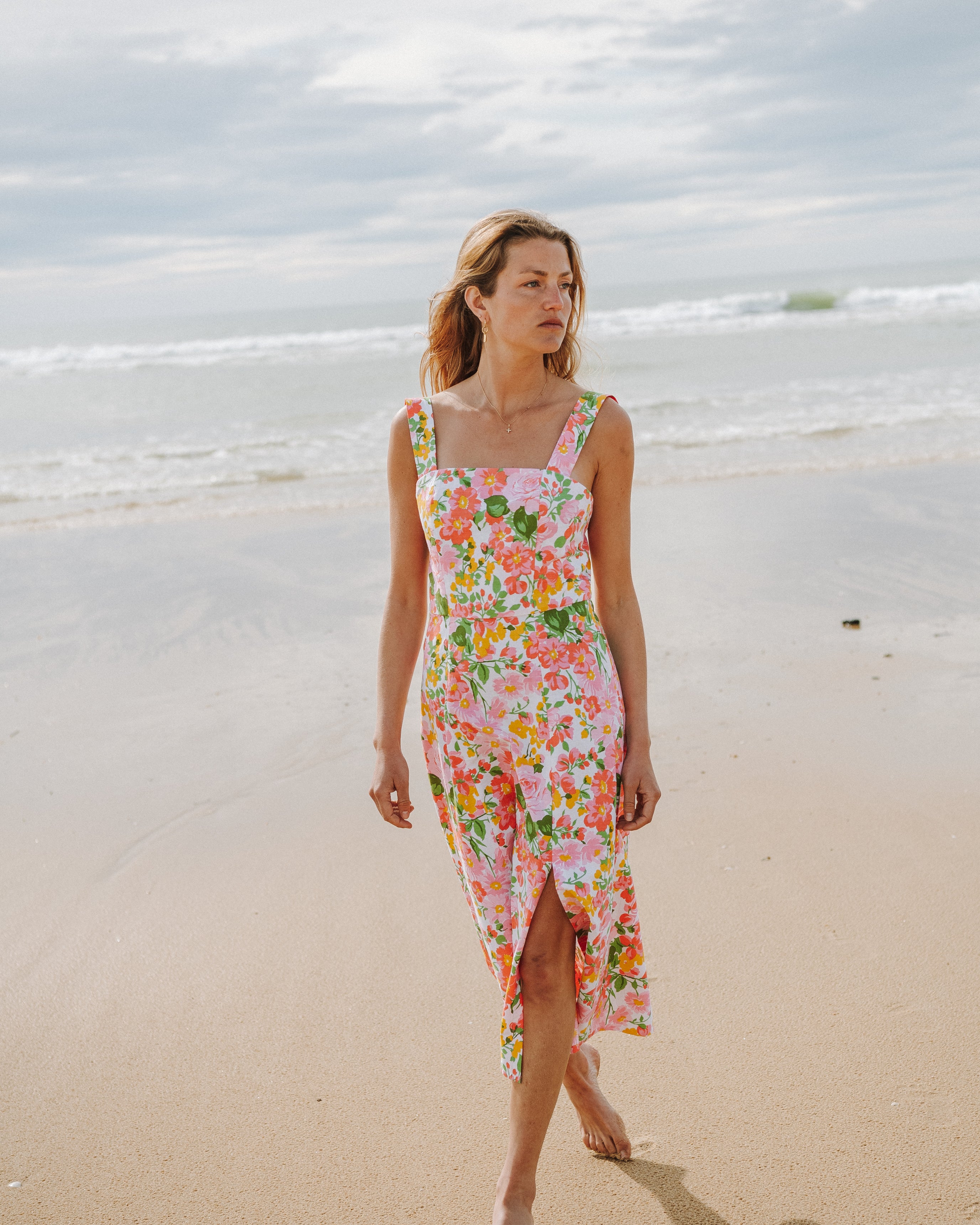 Patron de couture robe Sandrine version longue avec bretelles larges, jupe fluide et fente devant