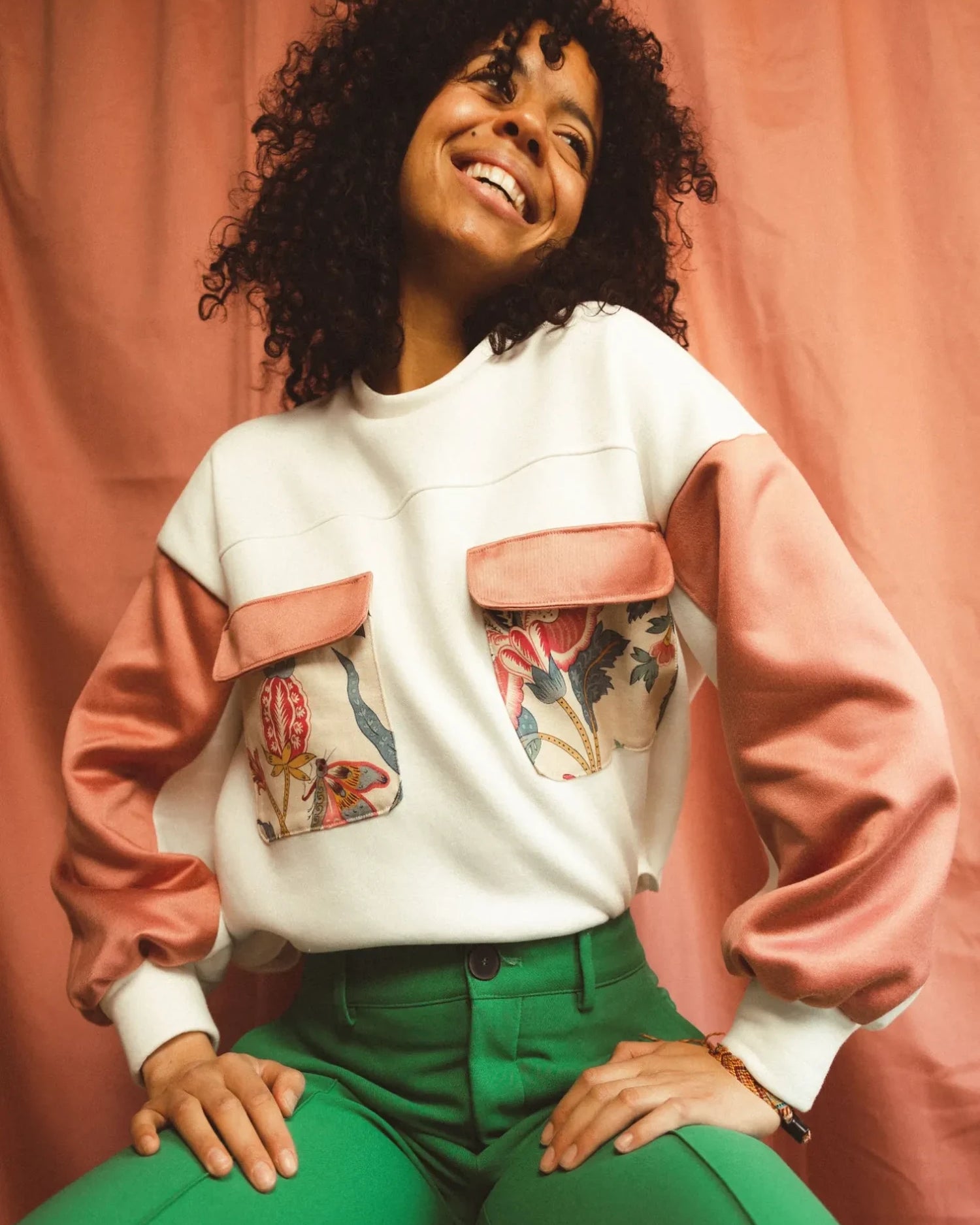 Patron de couture Simone, le sweat upcyclé avec des empiècements roses et fleuris.