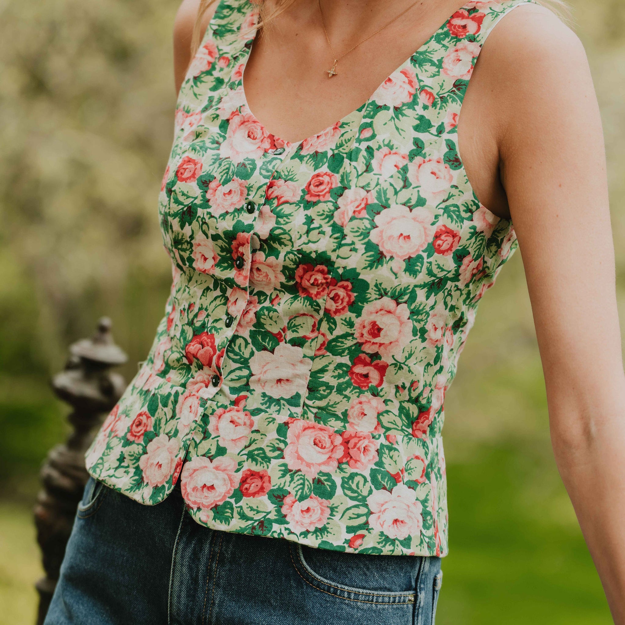 Patron de couture top Delphine sans manches avec boutonnage devant, version tissu fleuri