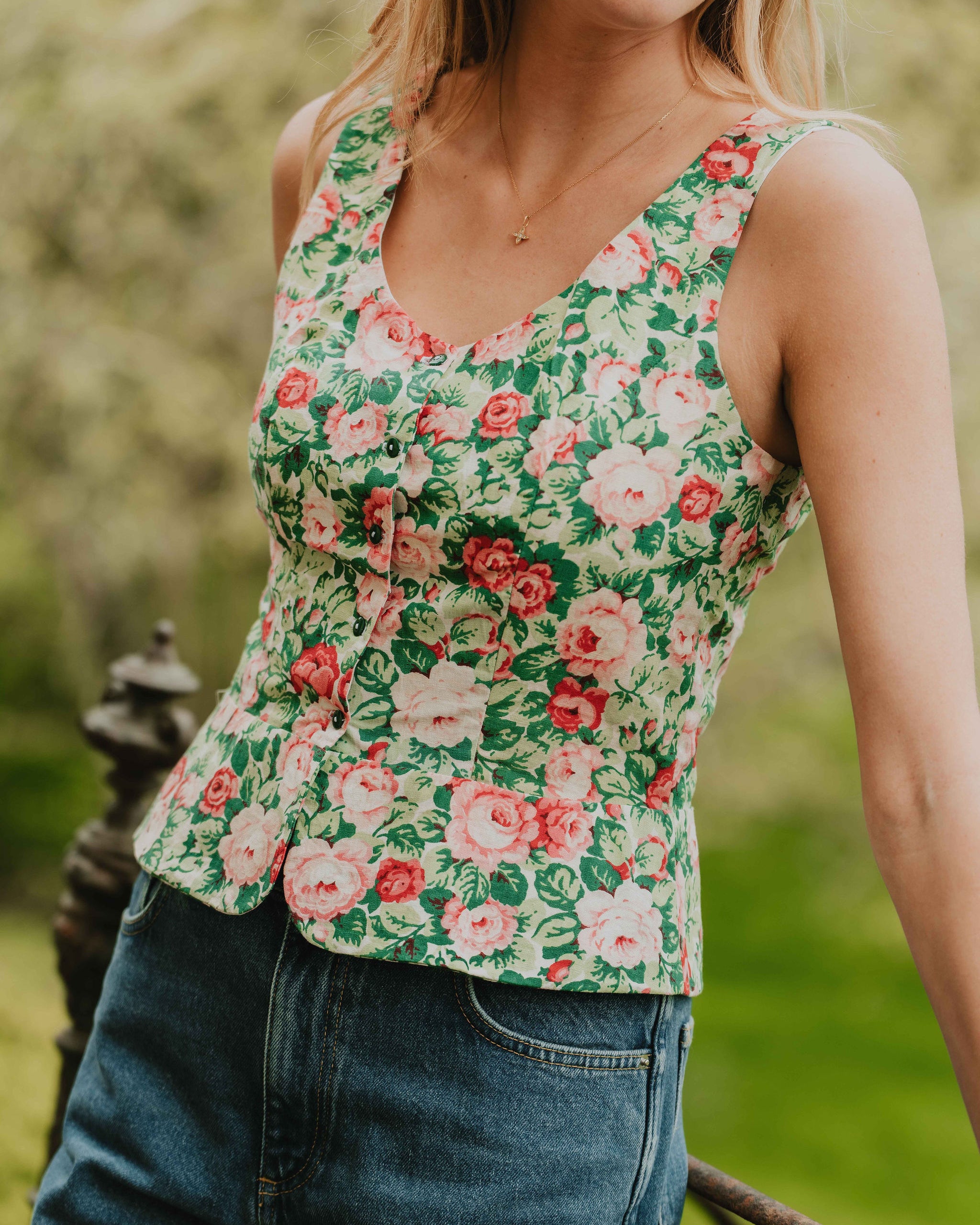 Patron de couture top Delphine sans manches avec boutonnage devant, version tissu fleuri