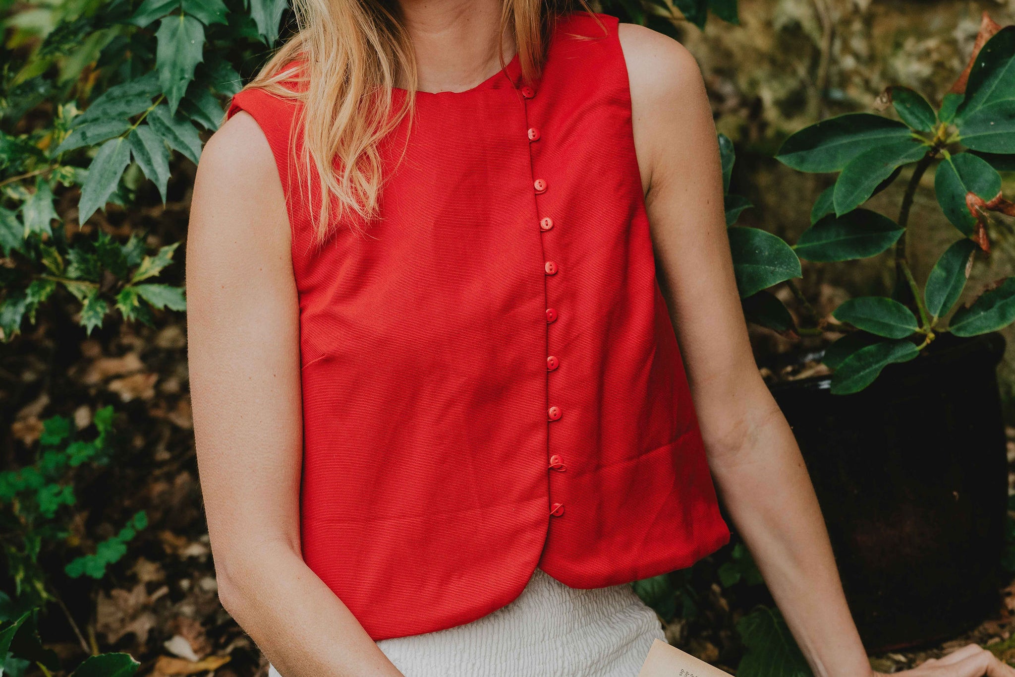Patron de couture top croisé Victoire sans manches avec boutonnage devant, modèle femme