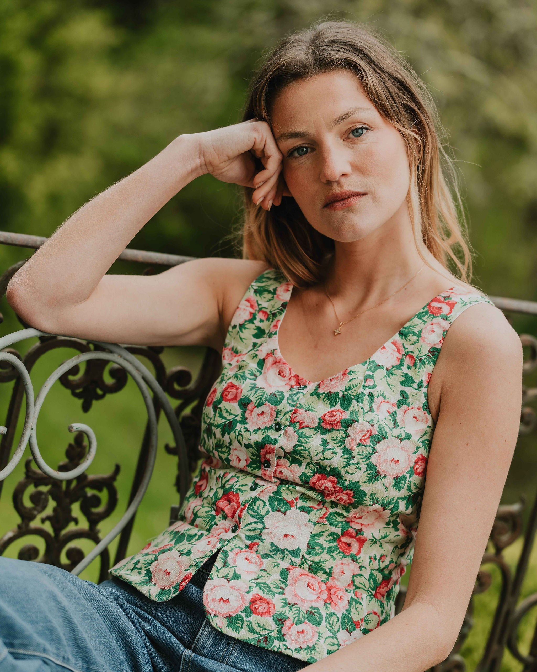 Patron de couture top Delphine sans manches vue dos, version tissu fleuri