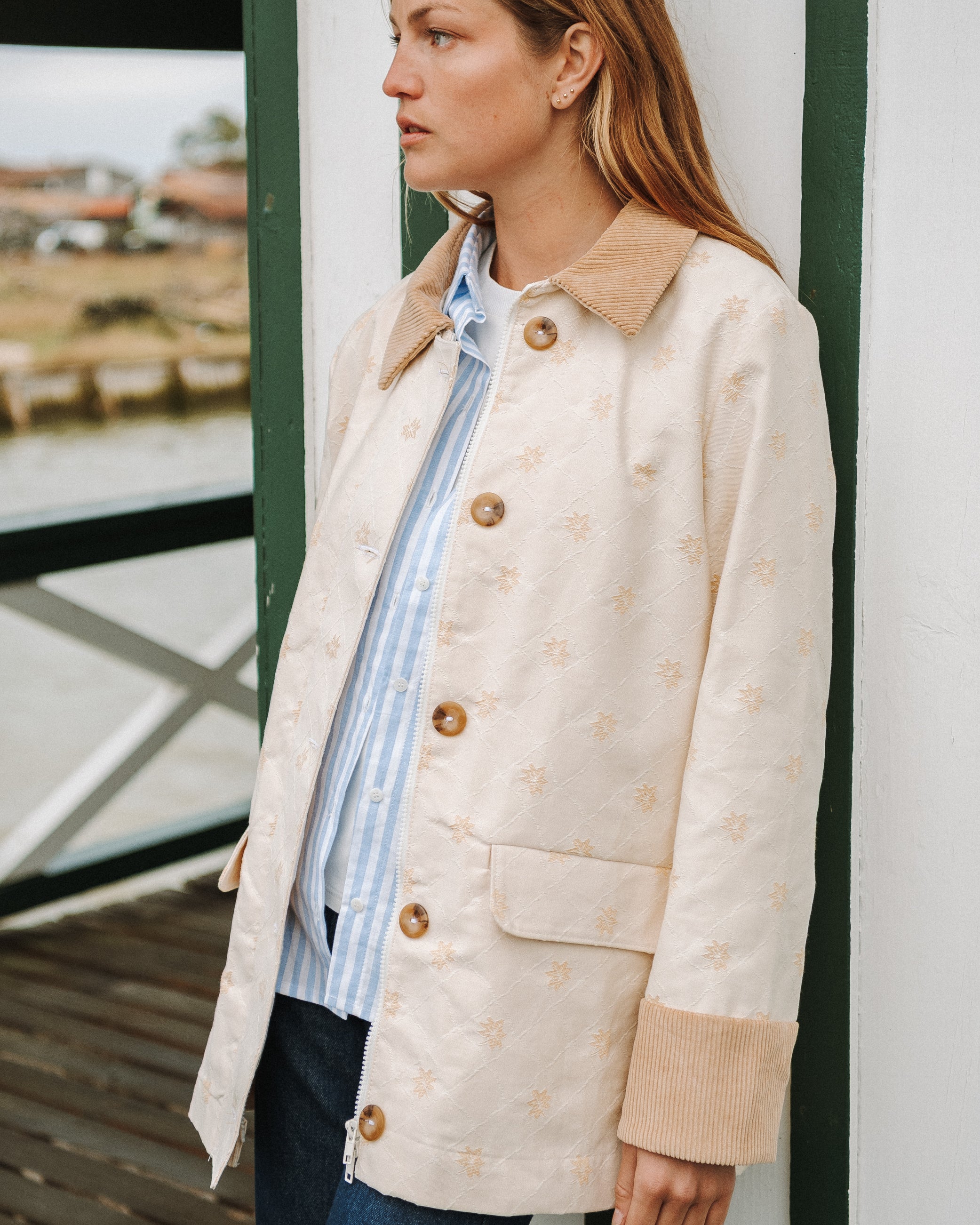 Patron de couture veste femme Marie avec col chemise, fermeture boutonnée et coupe droite confortable