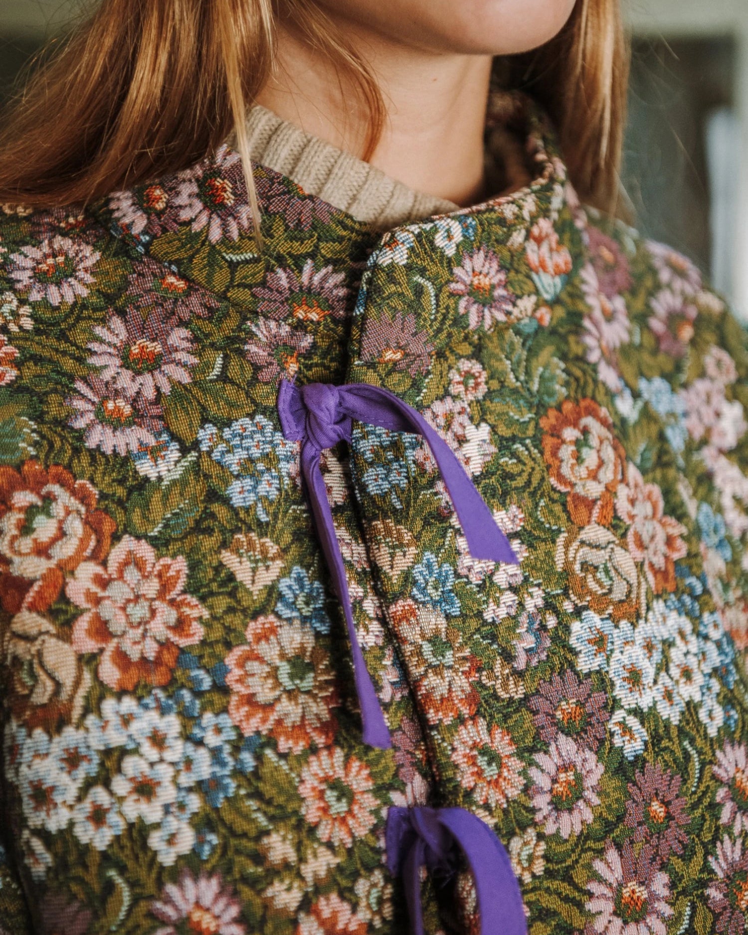 Veste en jacquard à col montant et fermeture à noeuds.
