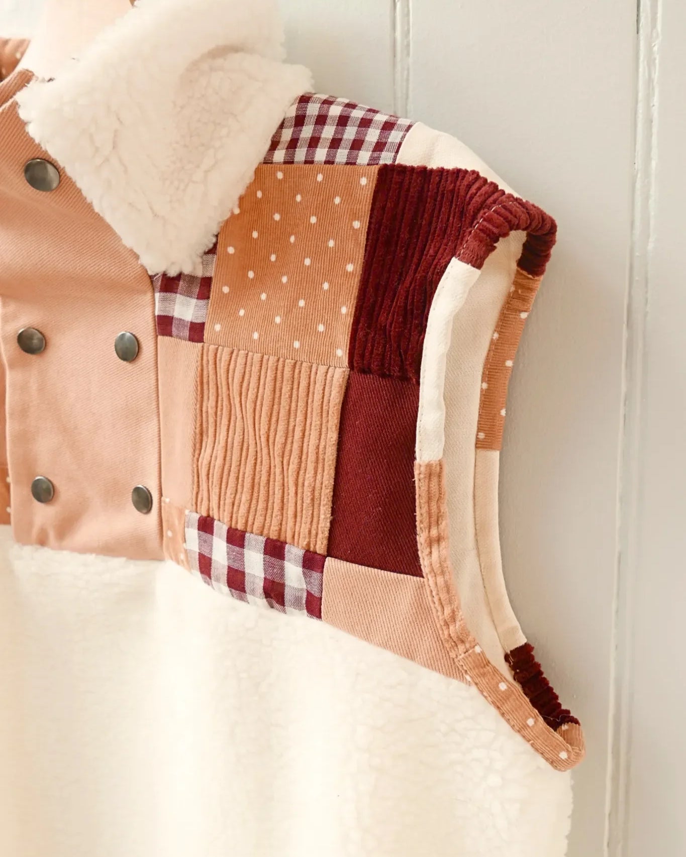 Patron de la veste Doriane, Maéli Paris, sans manches avec capuche. Patchwork chutes de tissus.
