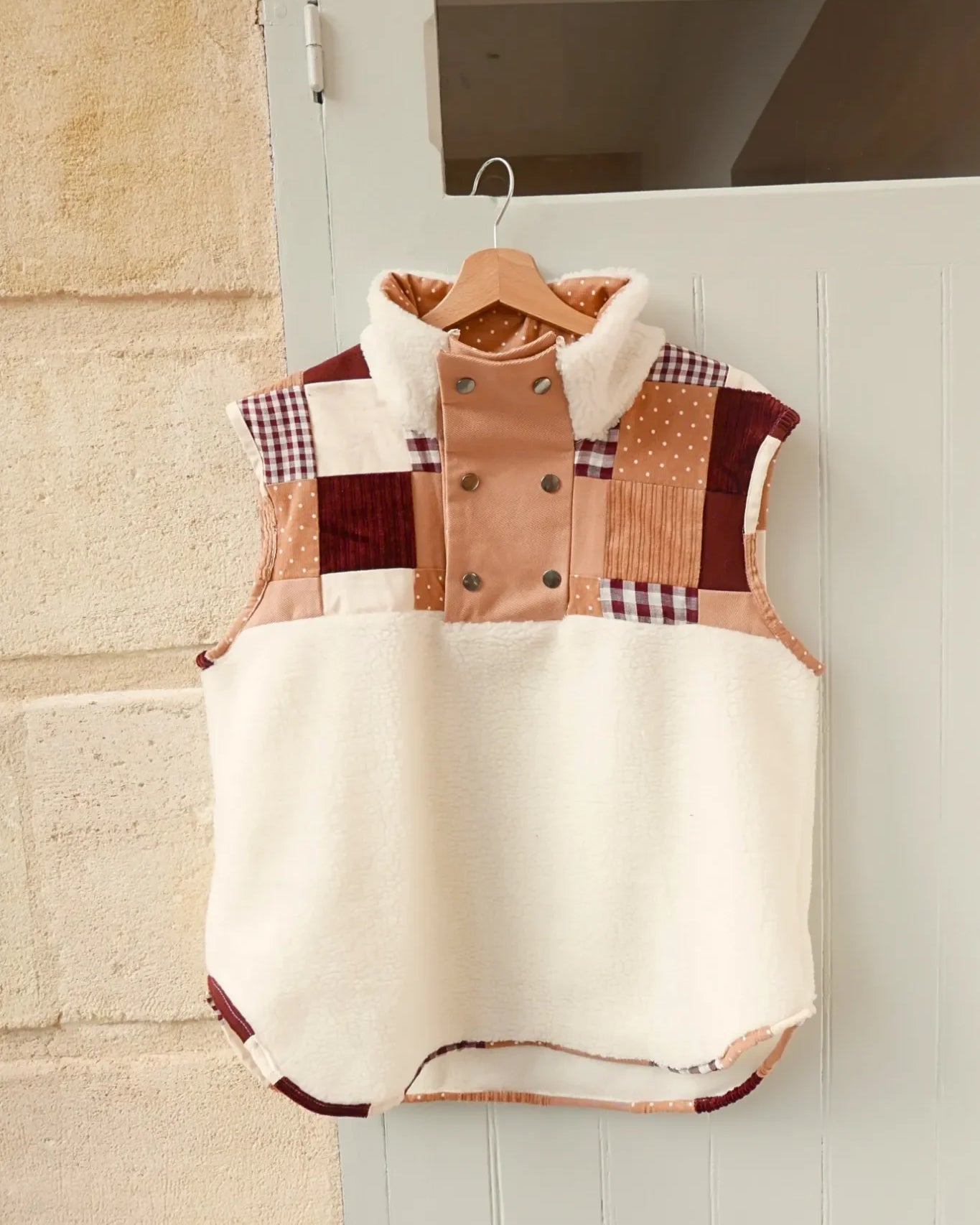Patron de la veste Doriane, Maéli Paris, sans manches avec capuche. Upcycling chutes de tissus.