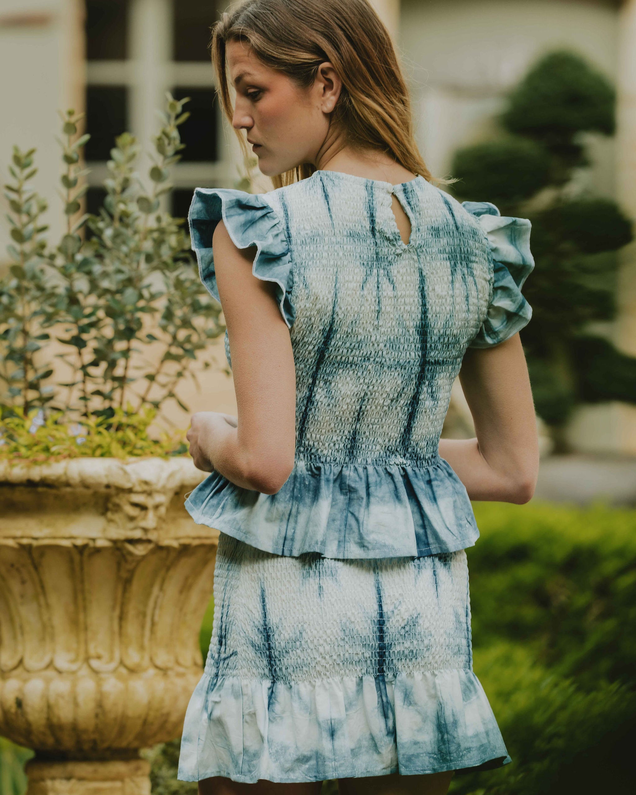 Patron de couture top & jupe Hortense vue dos avec smocks et ouverture d’encolure