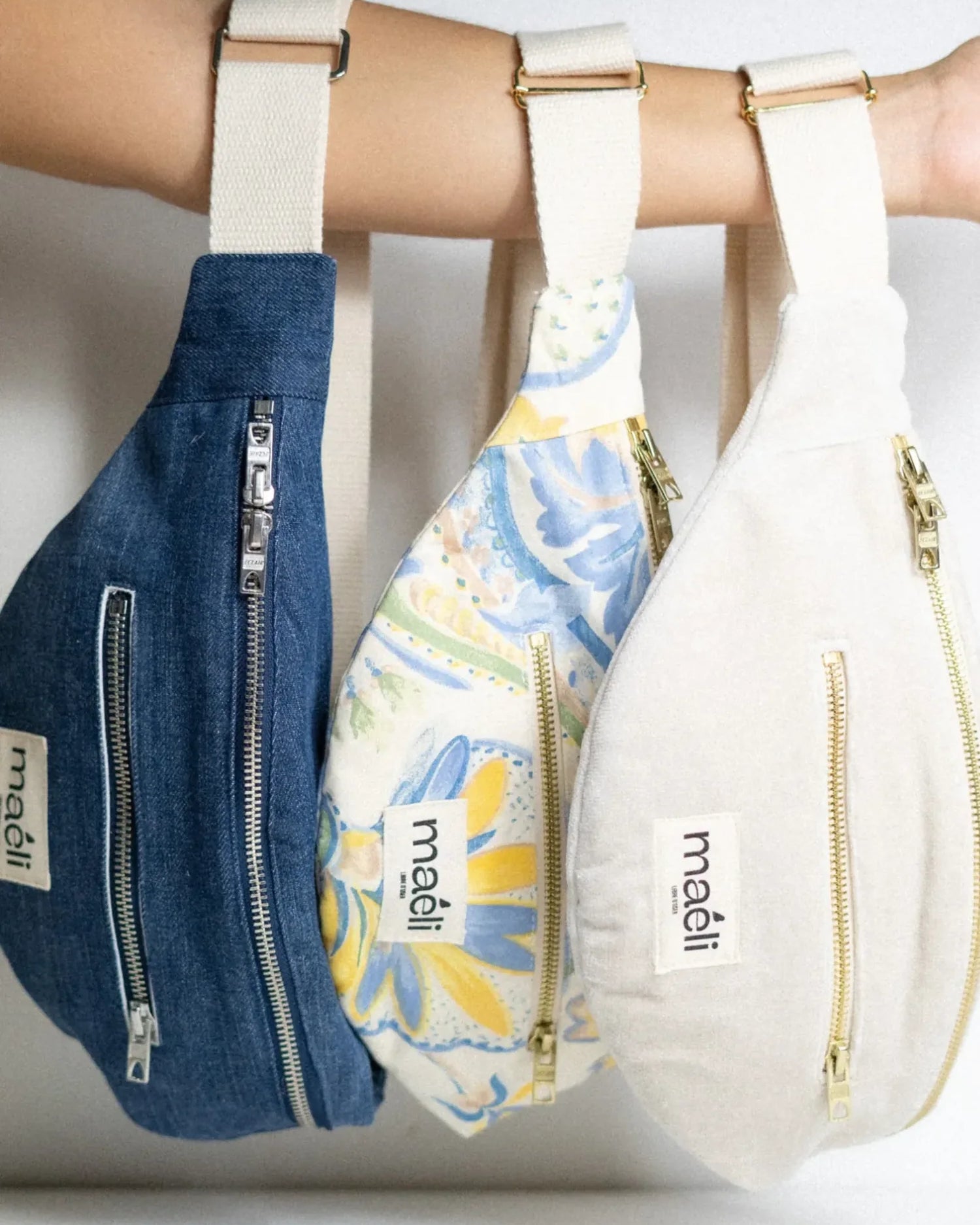 3 couleurs du sac banane Léonie en denim, fleuri et lin naturel, patron couture Maéli parfait pour l'upcycling.