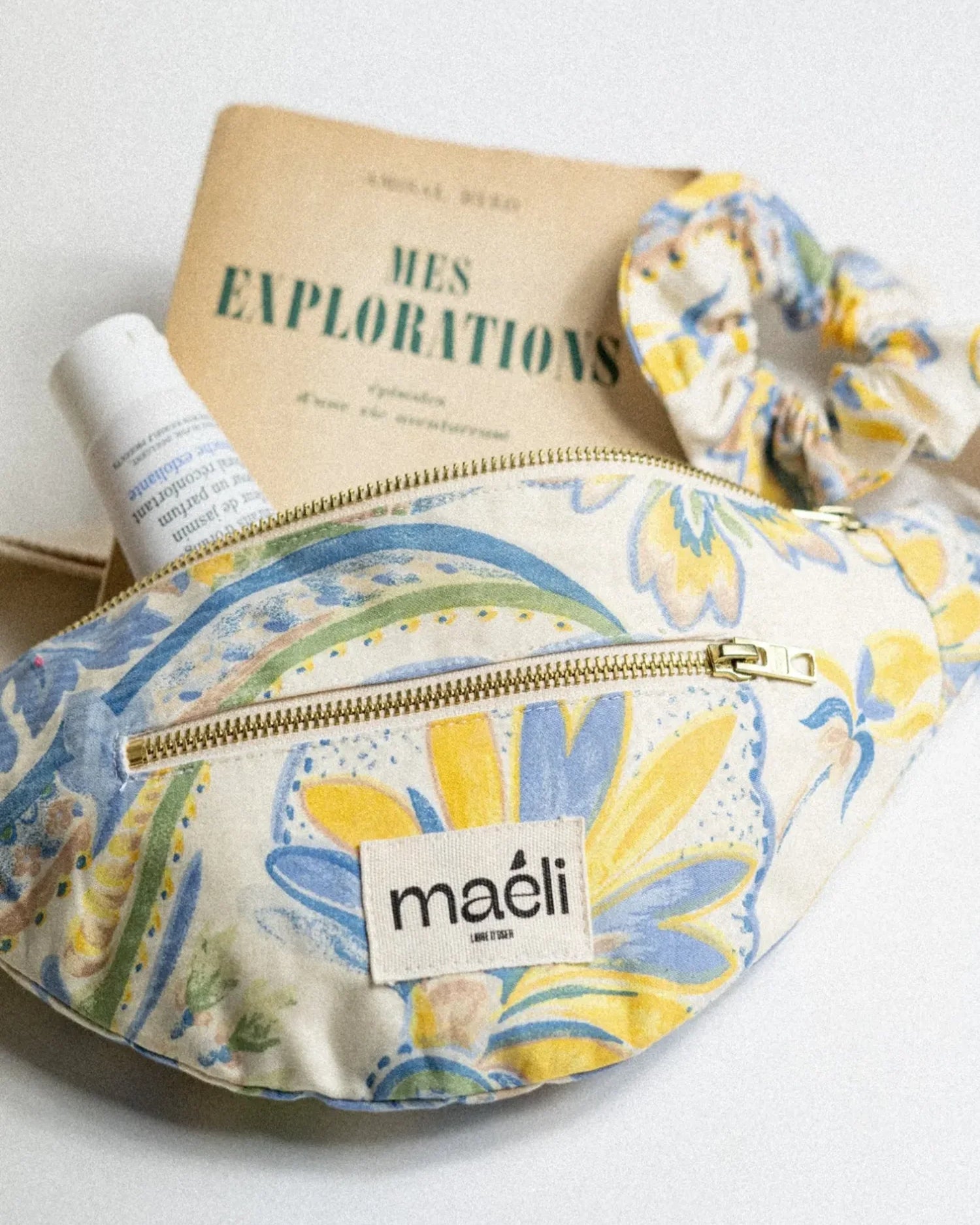 Sac banane Léonie en tissu fleuri upcyclé, fermeture éclair dorée. Patron Maéli Paris.