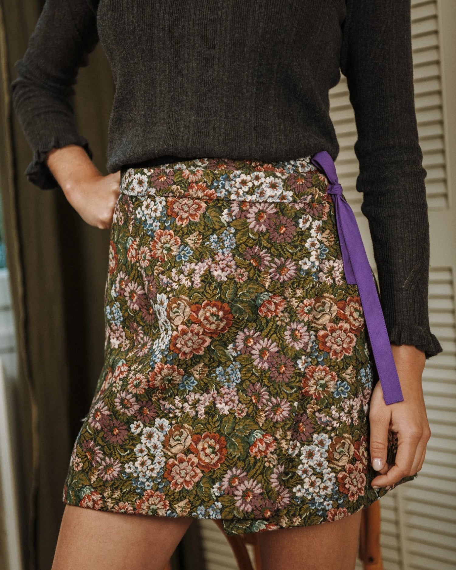 Jupe courte florale en jacquard upcyclé avec nœud violet, patron Lisa Maéli Paris.