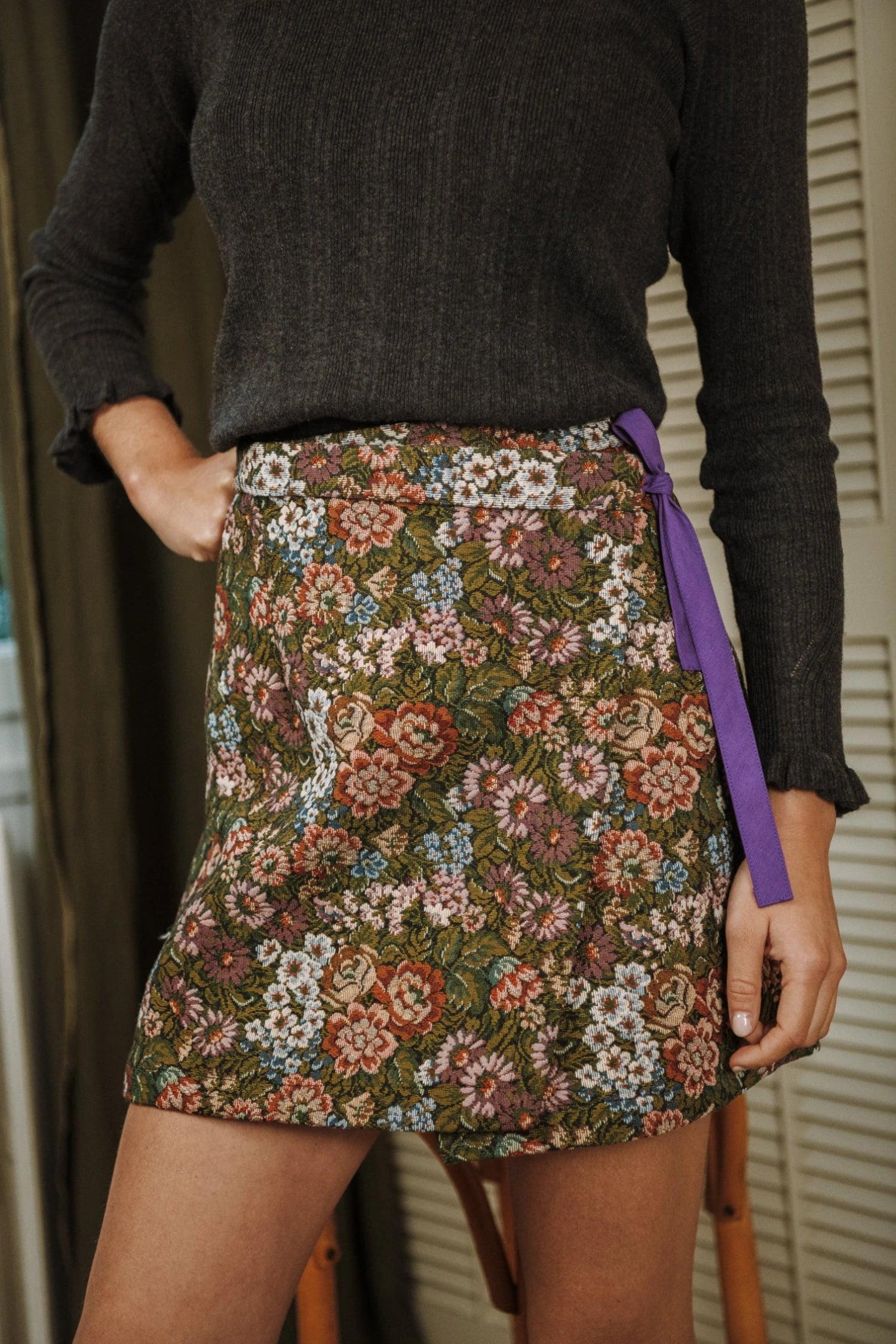 Jupe courte florale en jacquard upcyclé avec nœud violet, patron Lisa Maéli Paris.