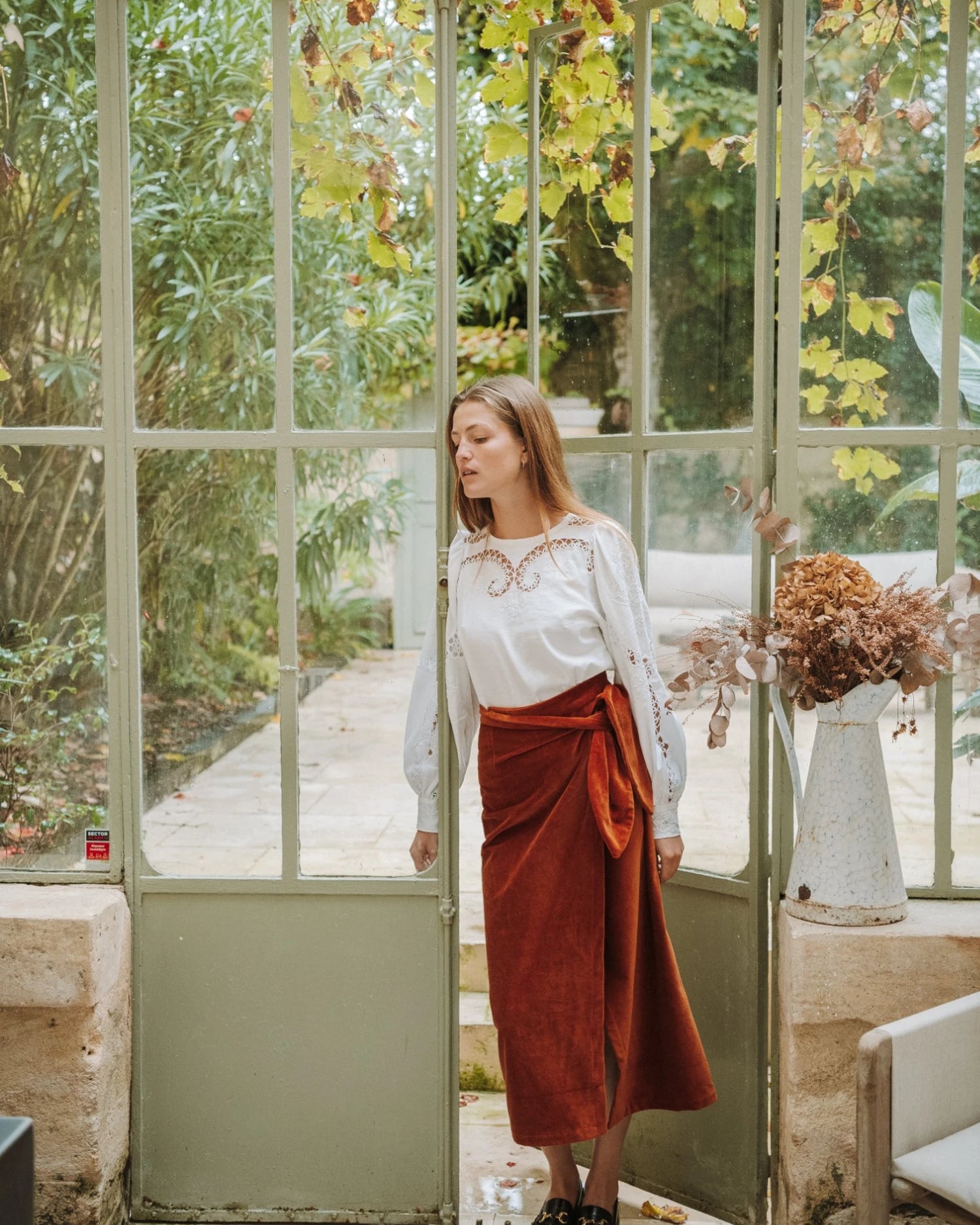 Jupe en velours orange upcyclé, nouée à l'aide d'un gros noeud, confectionnée grâce au patron Lisa.