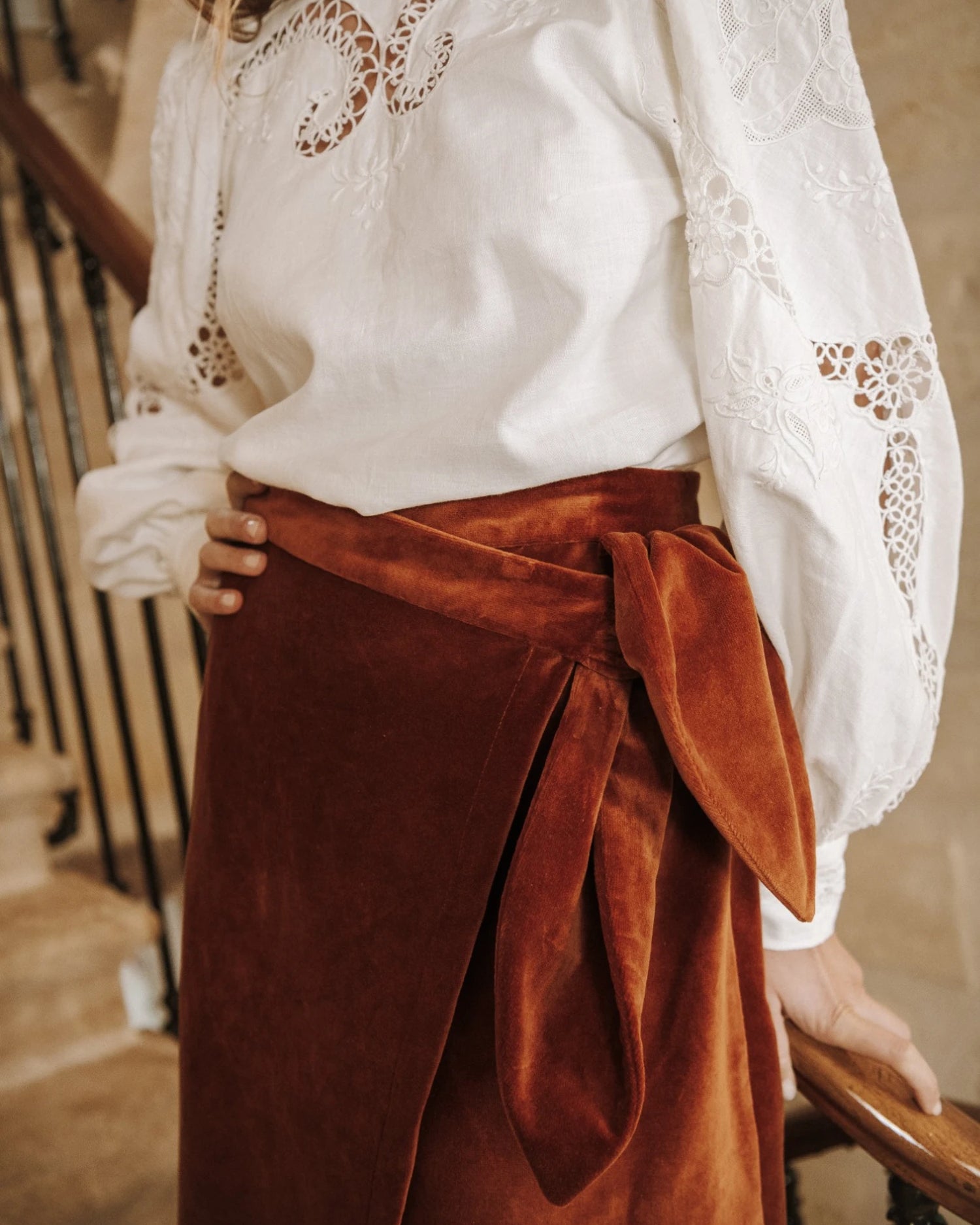 Jupe en velours réalisée à partir d'un rideau, avec fermeture à nœud, patron Lisa, Maéli Paris.