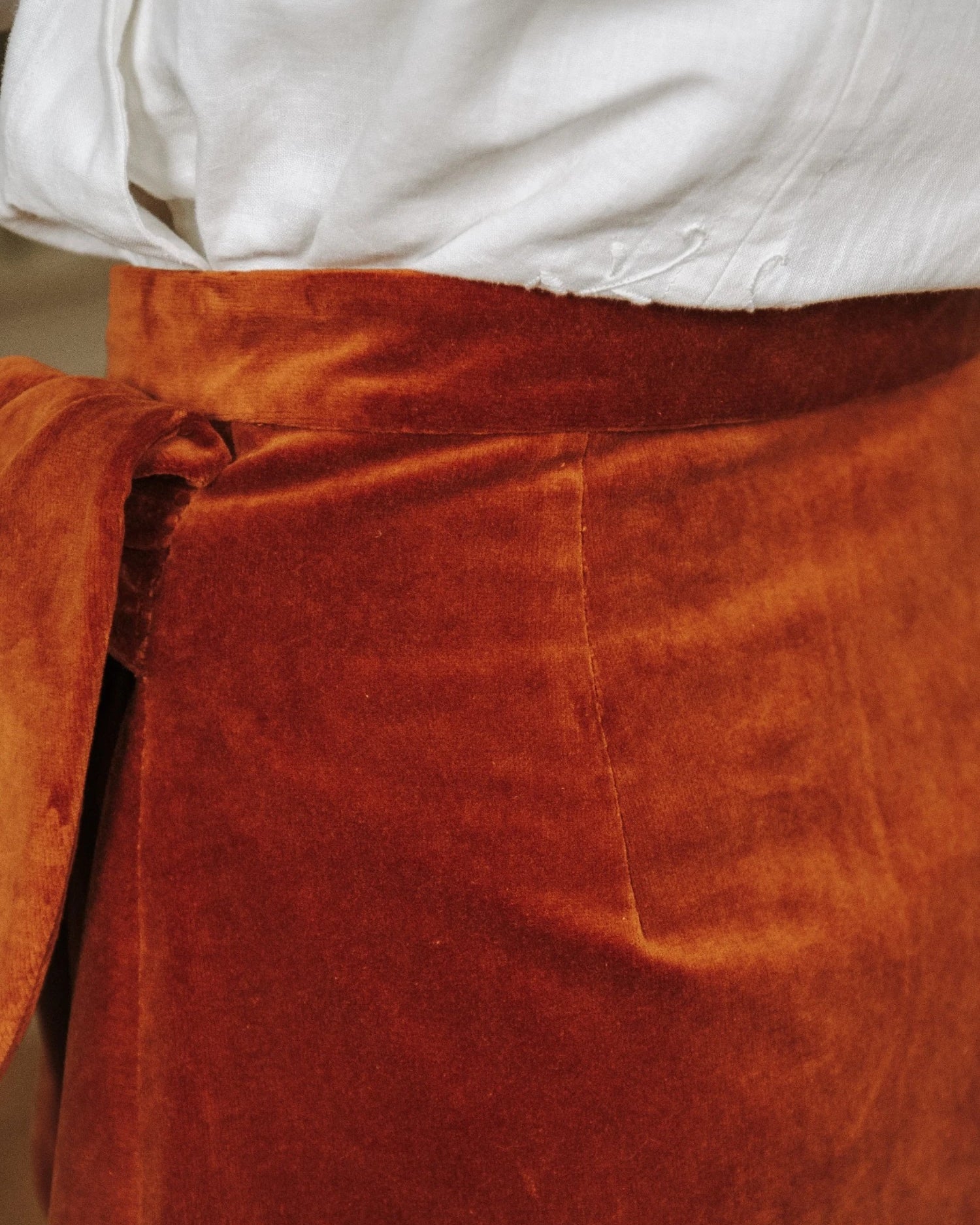 Lisa Maéli Paris une jupe longue à pans.