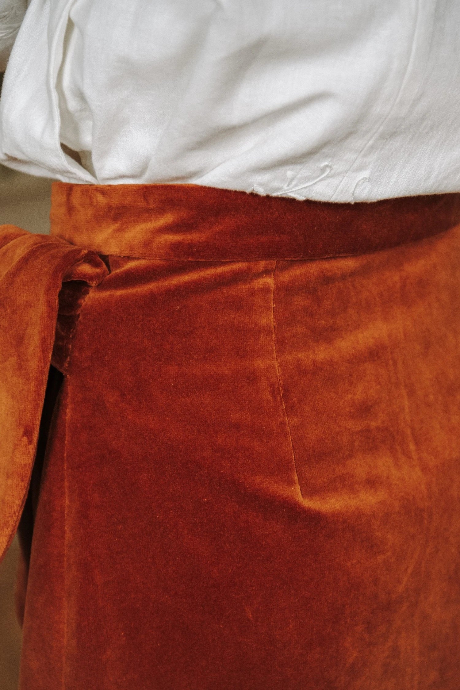 Lisa Maéli Paris une jupe longue à pans.