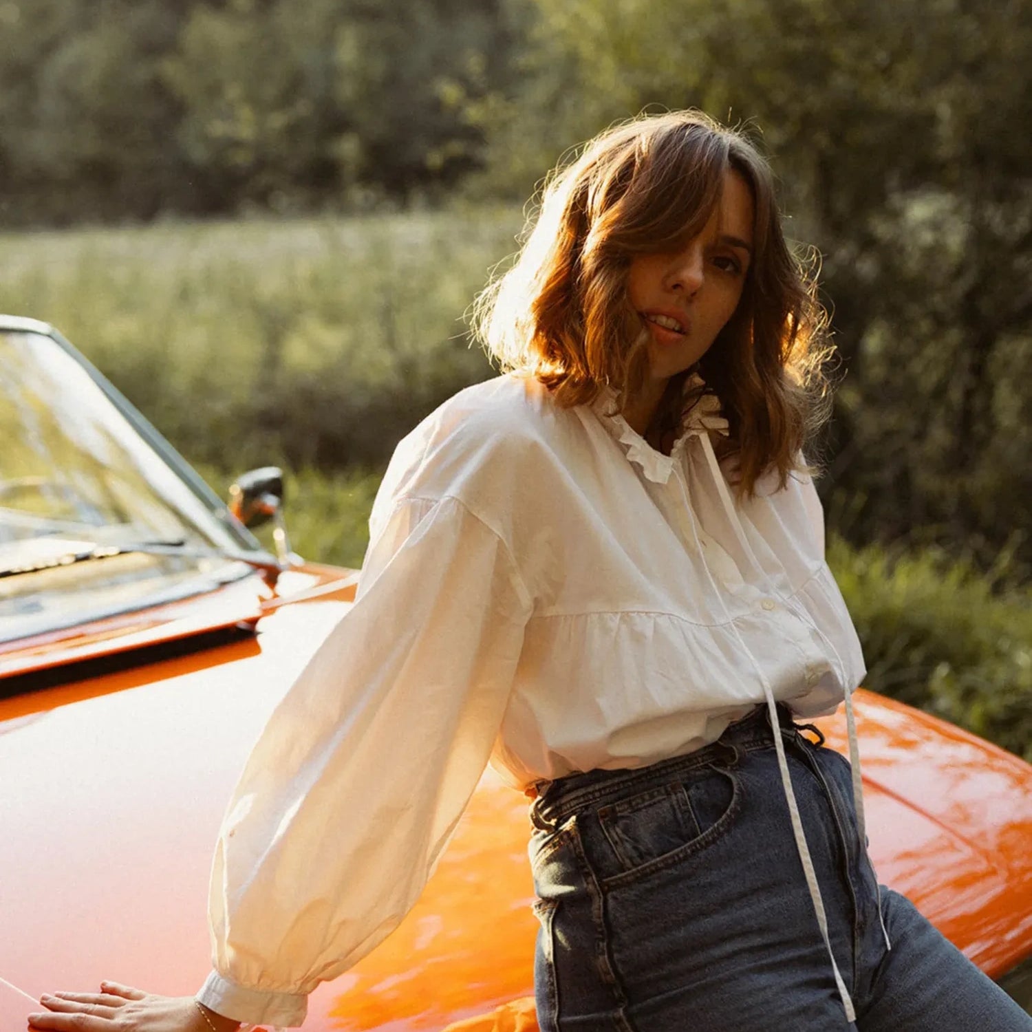 Patron blouse Louise blanche de Maéli Paris, avec upcycling vintage