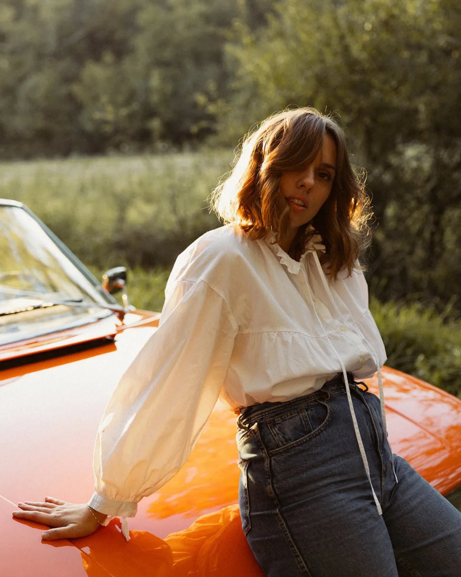 Patron blouse Louise blanche de Maéli Paris, avec upcycling vintage