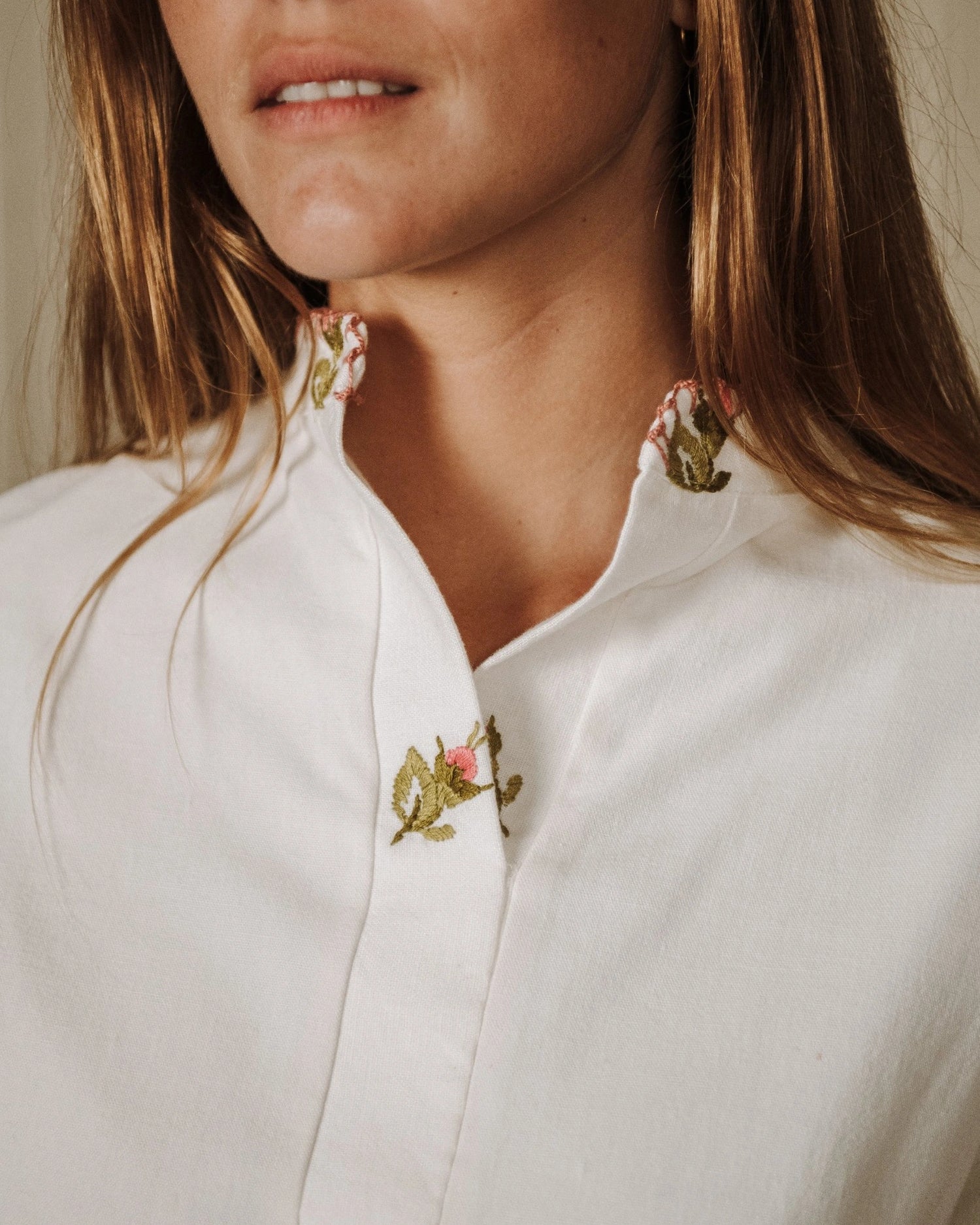 Blouse Marion avec patte polo dans un tissu brodé upcyclé