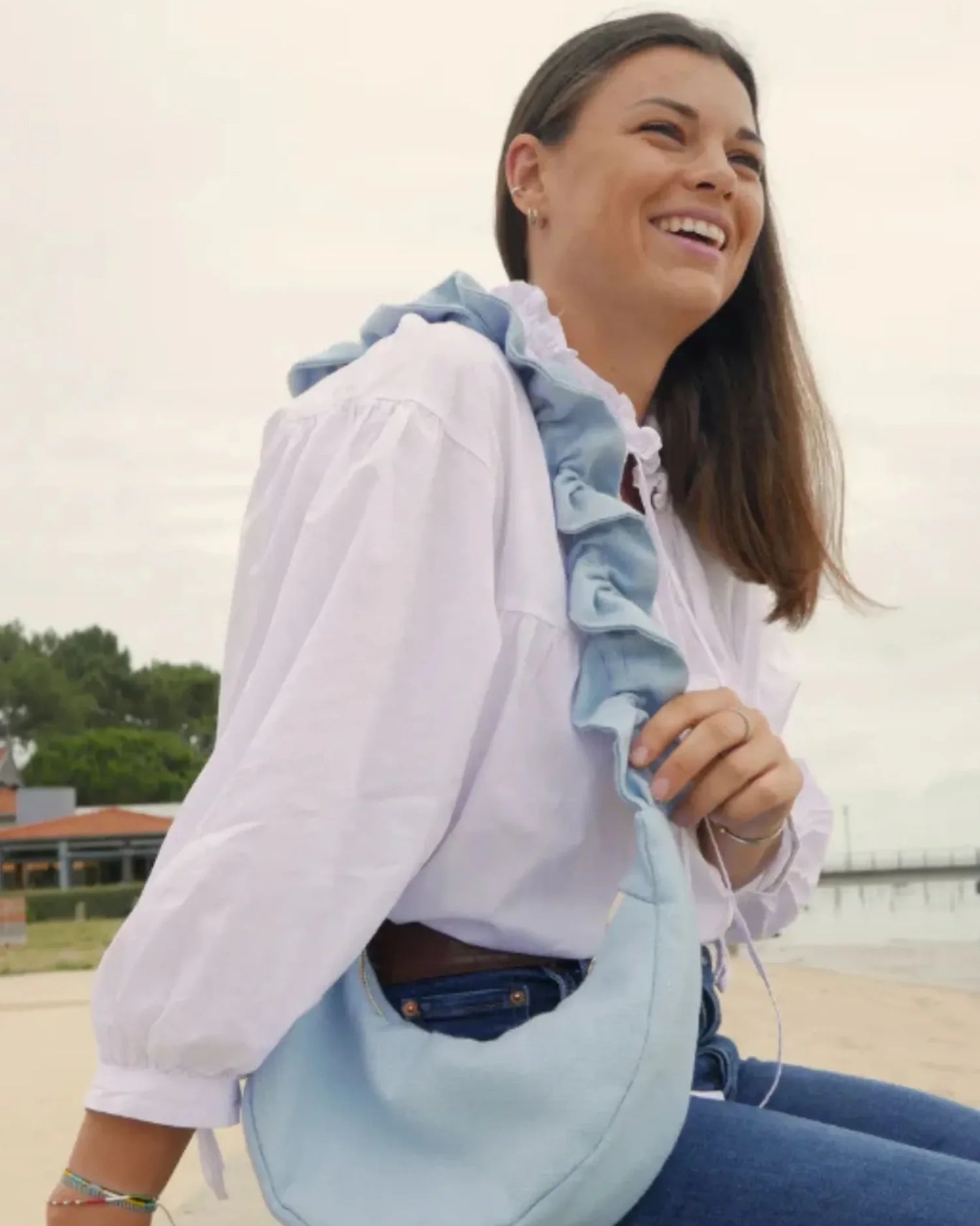 Sac demi-lune Noémie bleu, anse à frourou. Patron couture Maéli Paris.