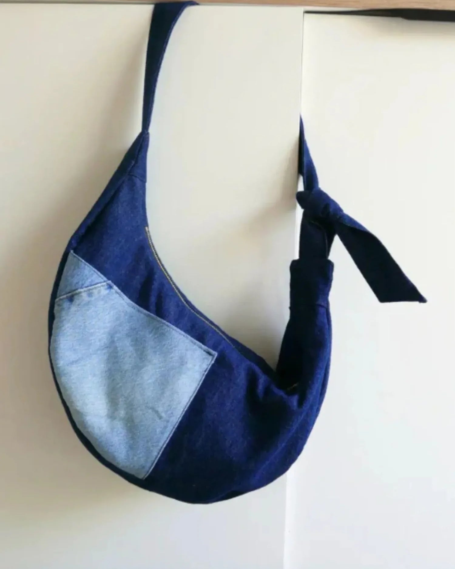 Patron couture, sac demi-lune Noémie, Maéli, en denim upcyclé.