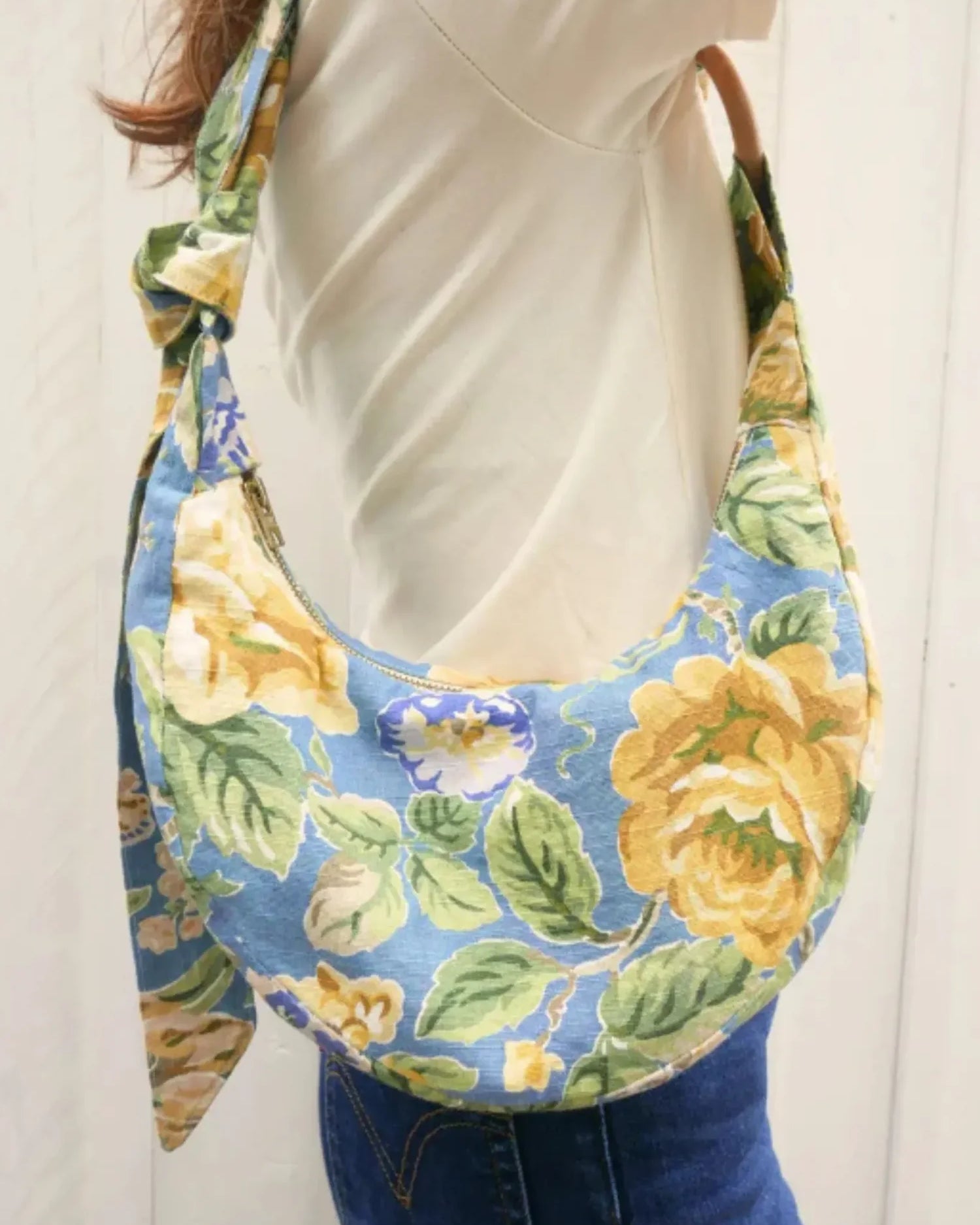 Sac demi-lune Noémie avec tissu fleuri et anneau de rideau upcyclé. Patron couture Maéli.