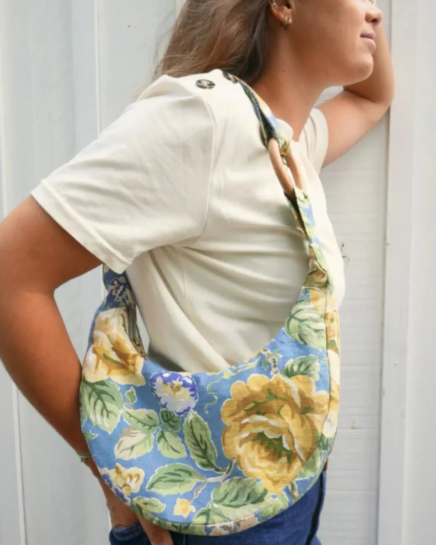 Patron sac demi-lune Noémie fleuri, design vintage et upcycling.