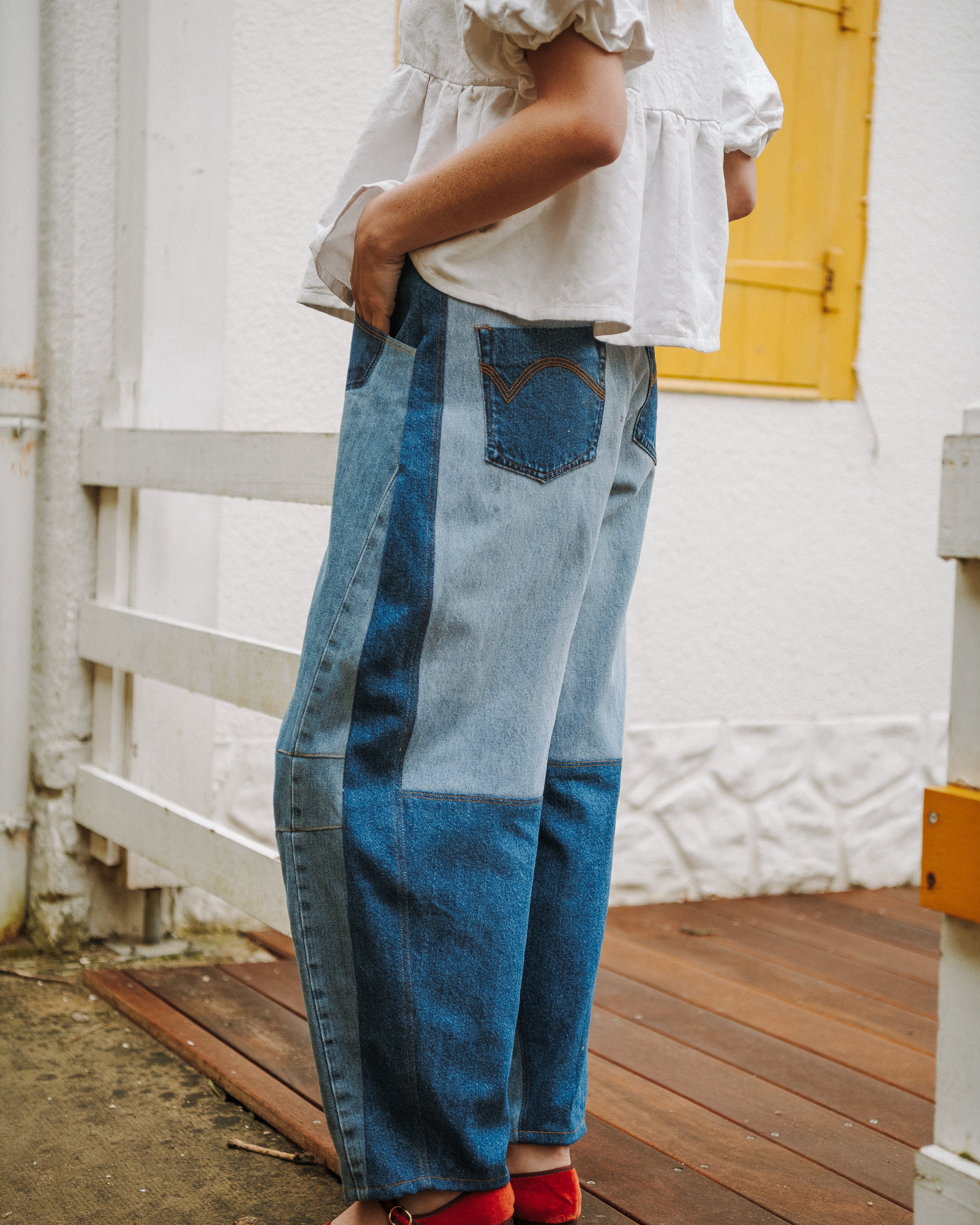 patron pantalon coupe barrel decoupes contrastantes style upcycling assemblage de pieces jean