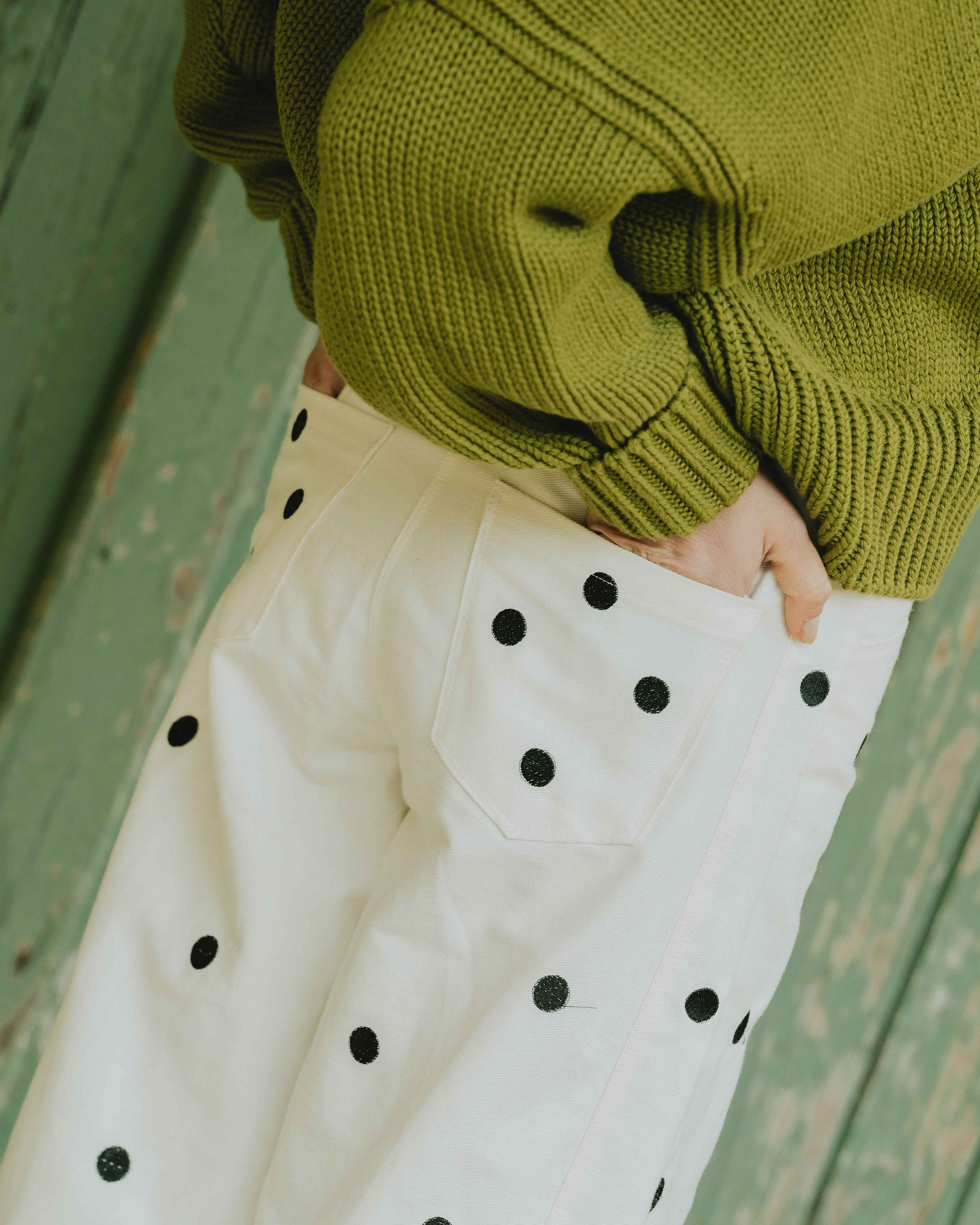 detail poche dos pantalon femme coupe barrel surpiqures et finitions couture