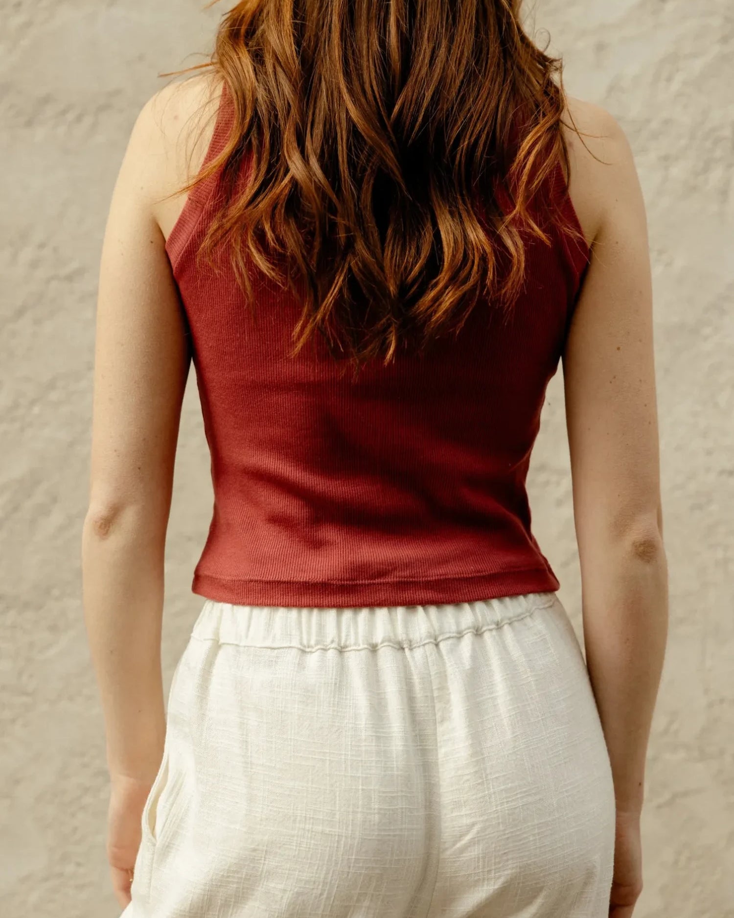 Vue arrière du pantalon Eva de Maéli Paris, mettant en avant l'élastique