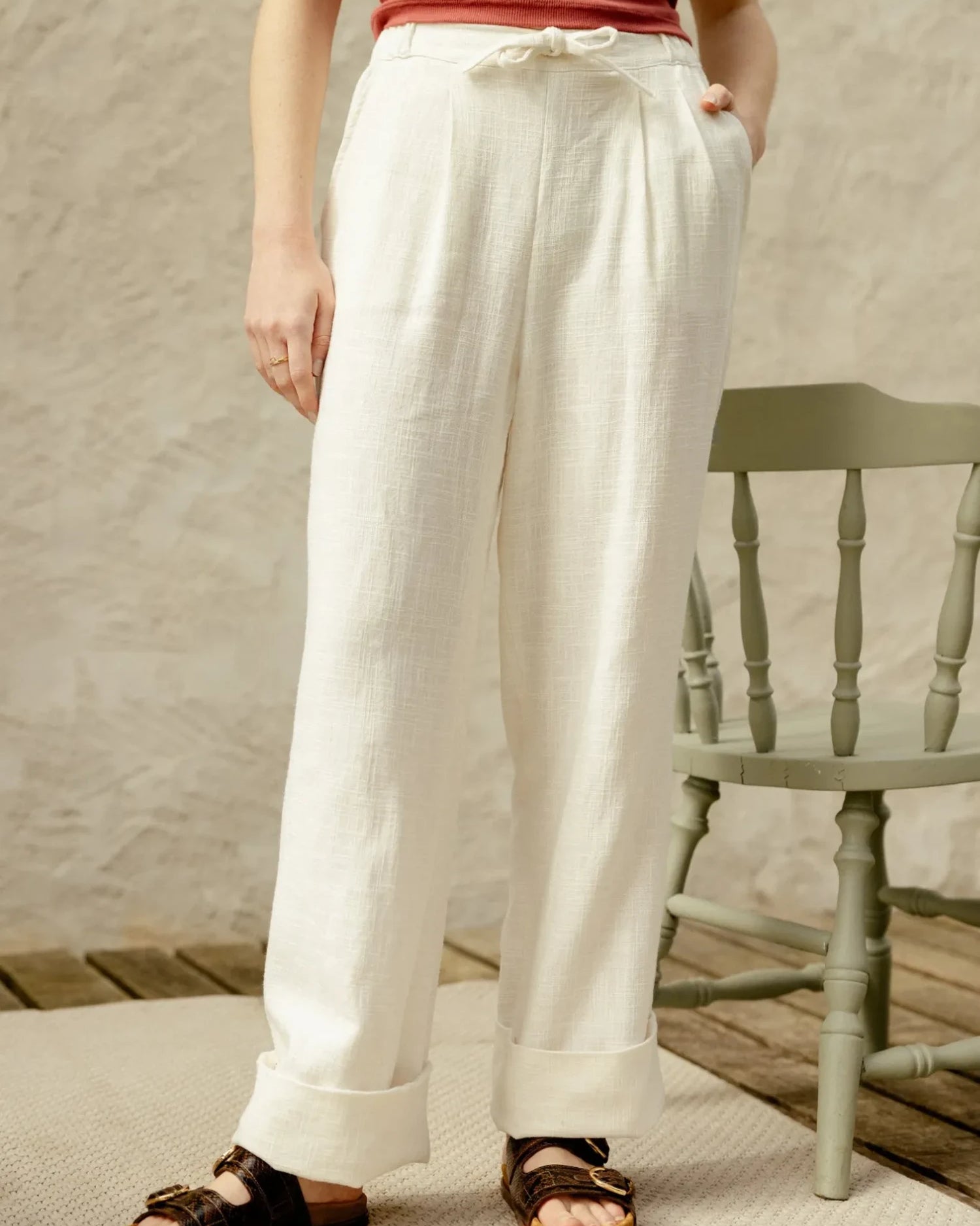 Le pantalon Eva à revers de Maéli Paris, conçu pour l'upcycling