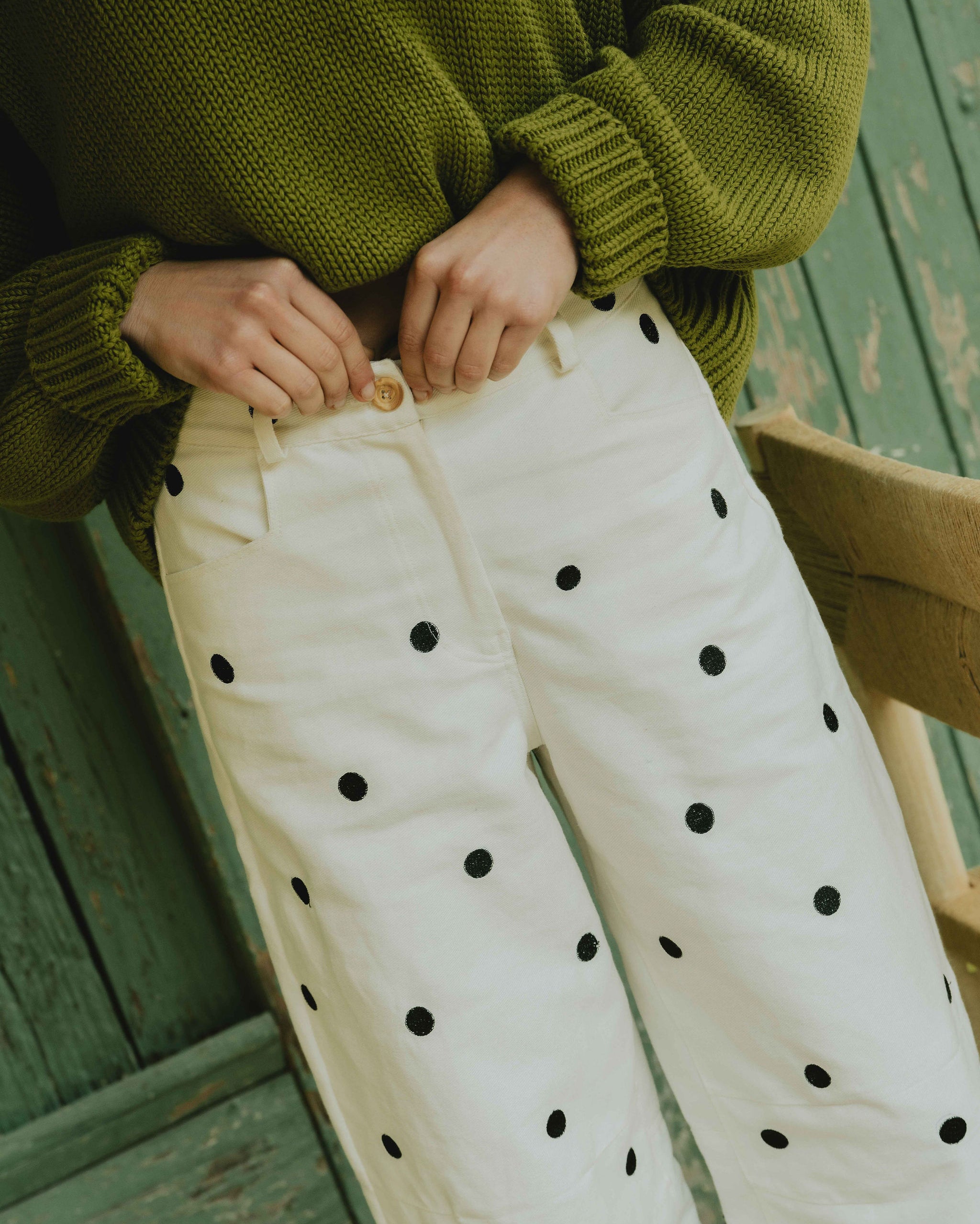 detail fermeture pantalon femme taille haute boutonniere et ceinture finition propre couture