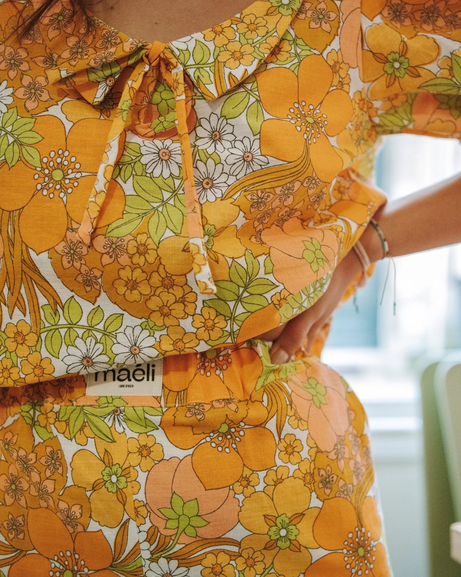 Patron haut Pauline fleuri orange avec col claudine et noeud rosette de Maéli.