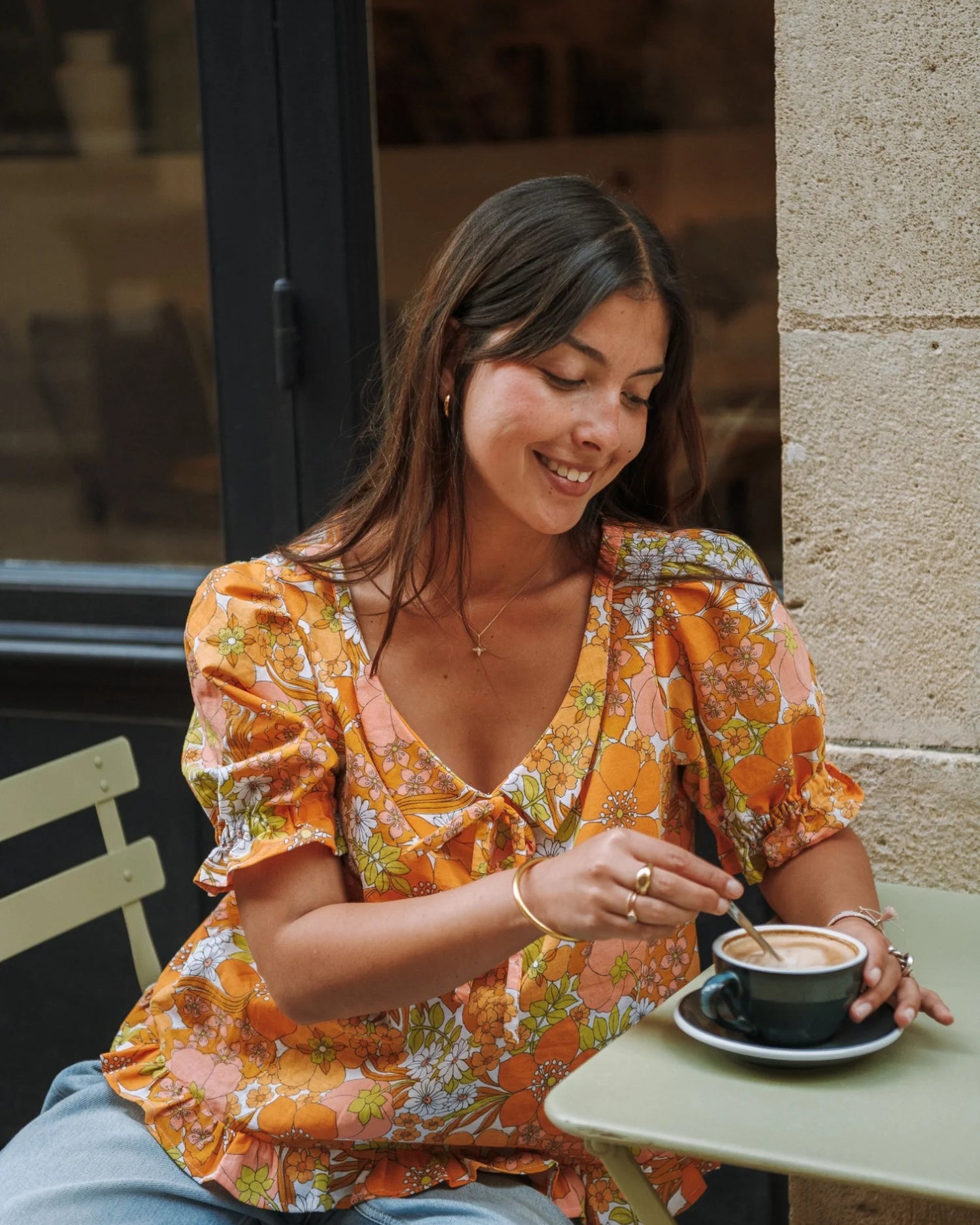 Patron de couture Maéli Paris pour haut à volants Pauline, réalisé avec un drap vintage upcyclé, motif floral.