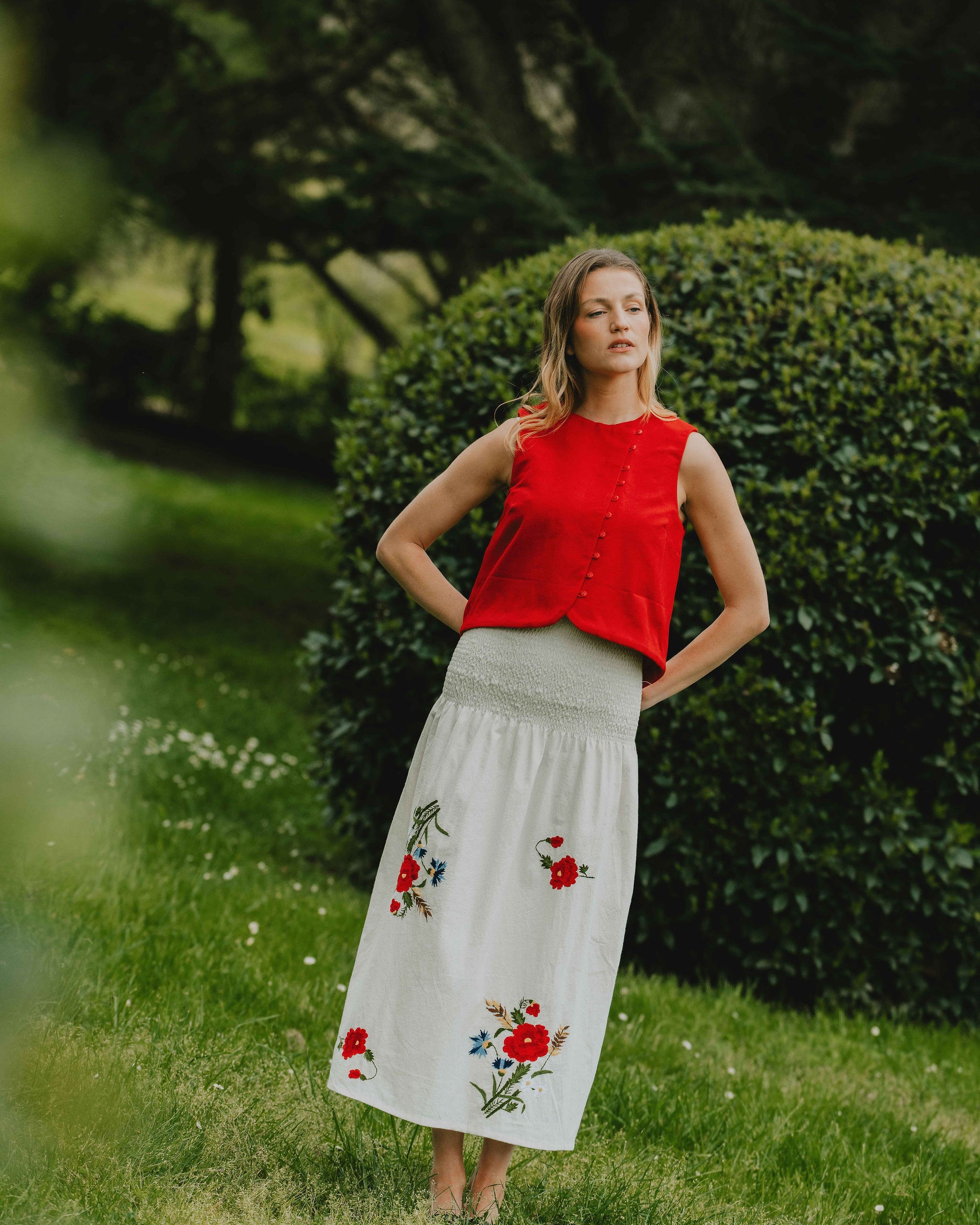 Patron de couture robe midi brodée avec top sans manches boutonné devant