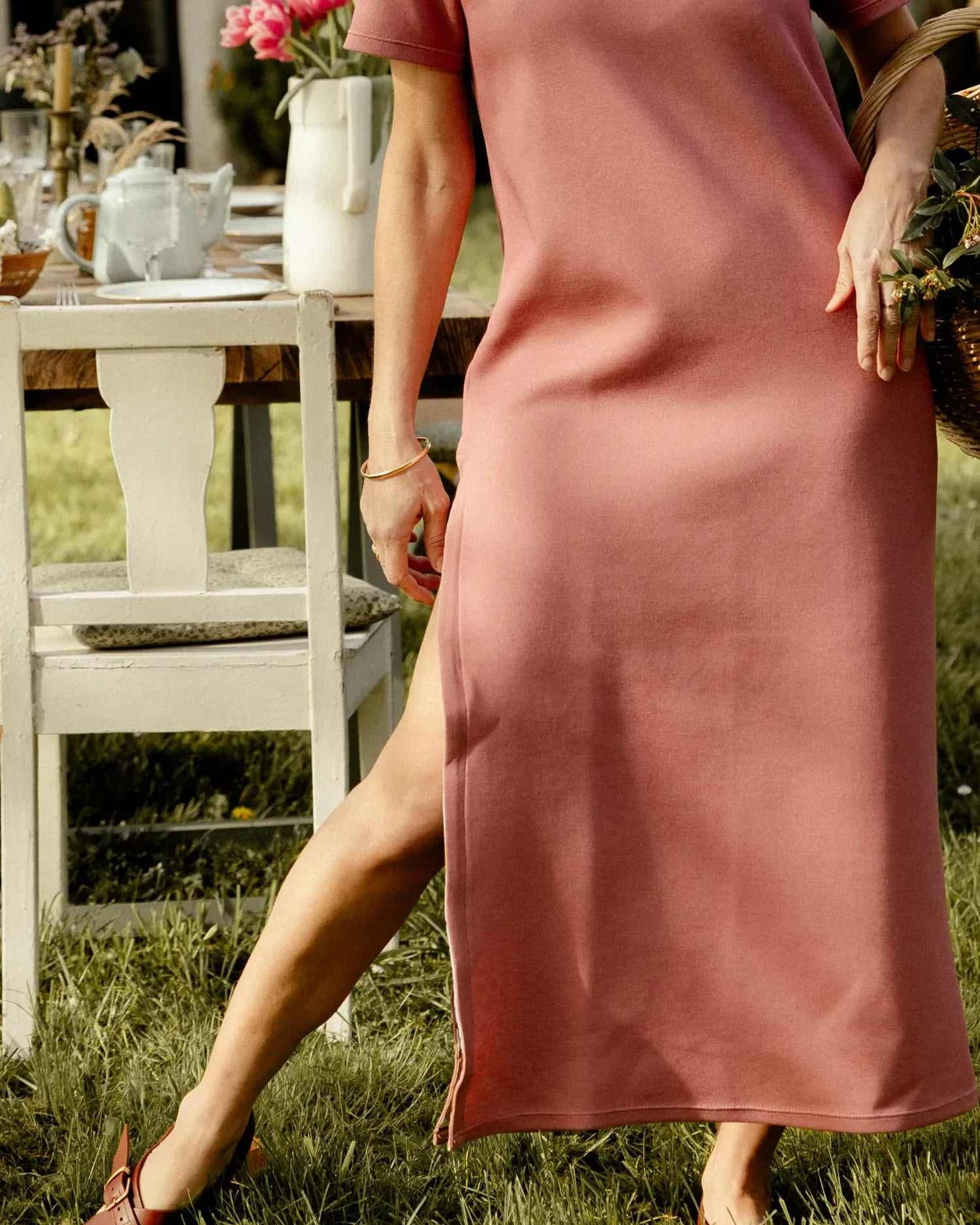 Fente sur la robe rose Capucine de Maéli Paris.