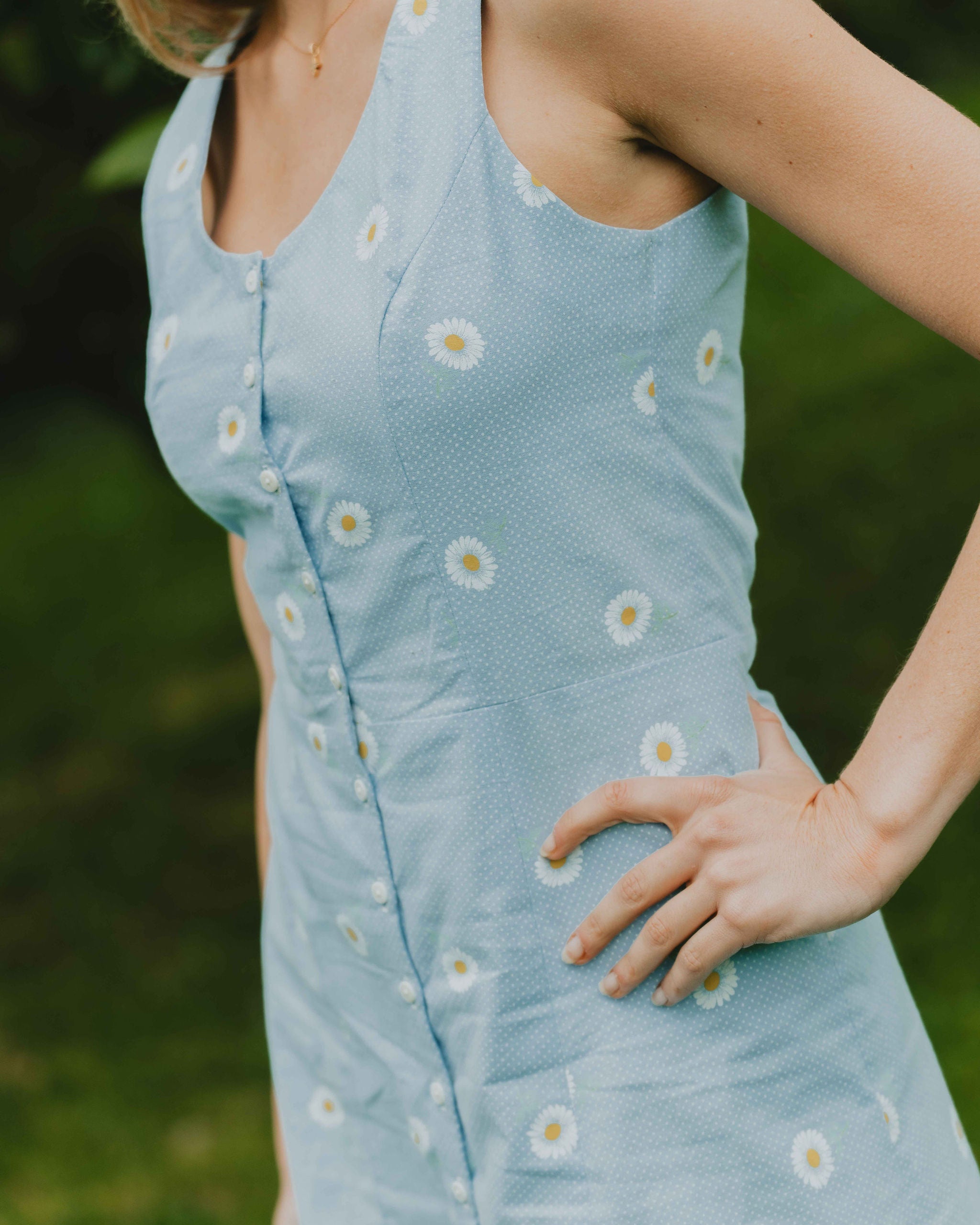 Patron de couture robe Delphine détail de la coupe ajustée avec pinces poitrine et boutons devant